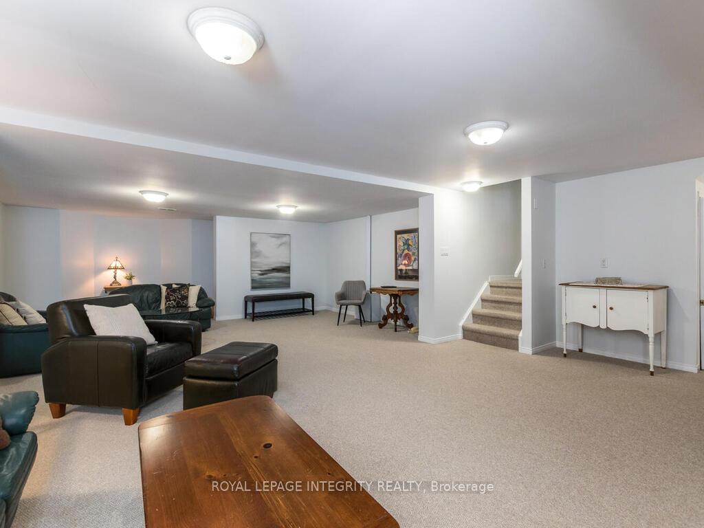 Photo 34 of 17 Arbuckle Crescent, Ottawa, Manordale — HOMEH