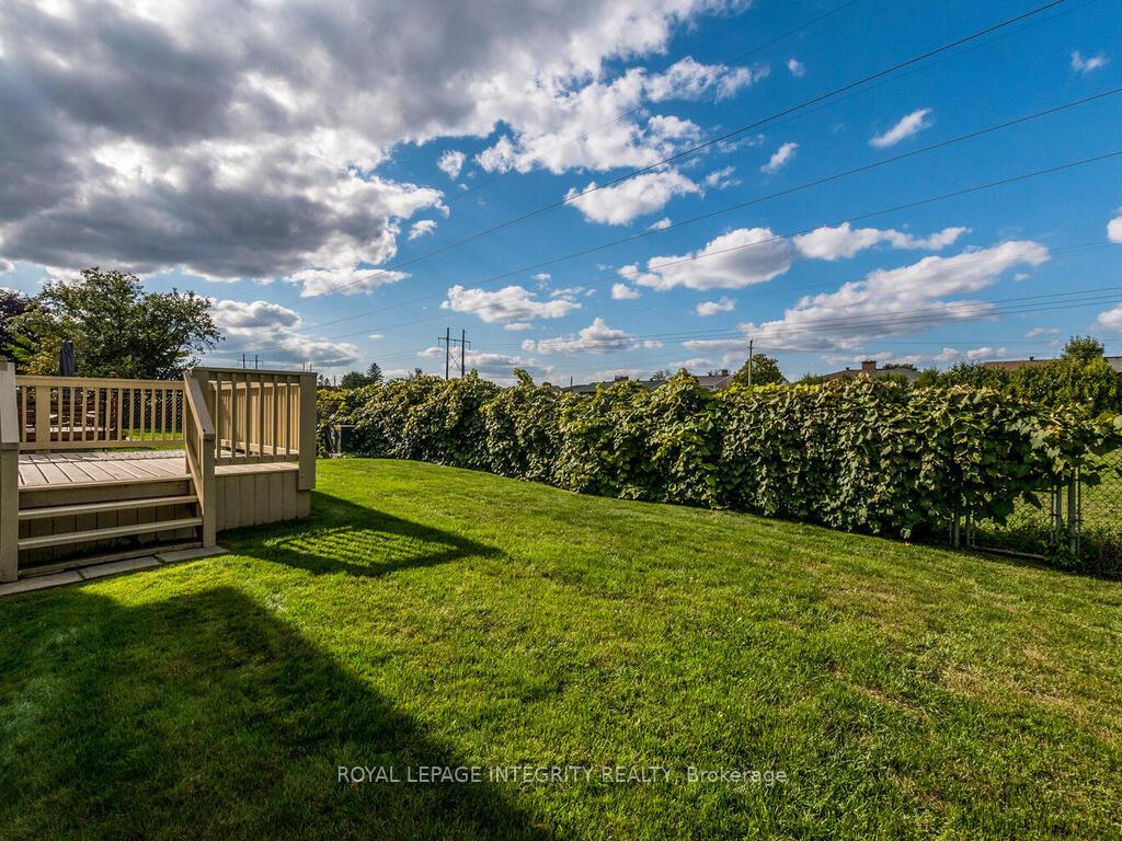 Photo 37 of 17 Arbuckle Crescent, Ottawa, Manordale — HOMEH