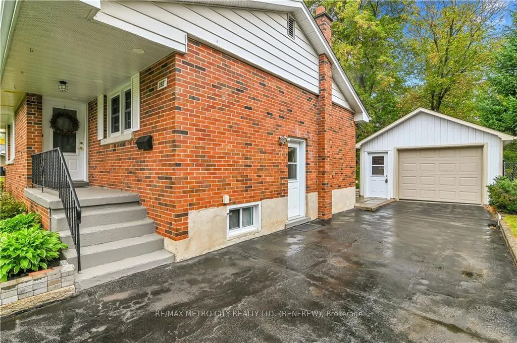 Photo 2 of 392 Charles Avenue, Renfrew — HOMEH