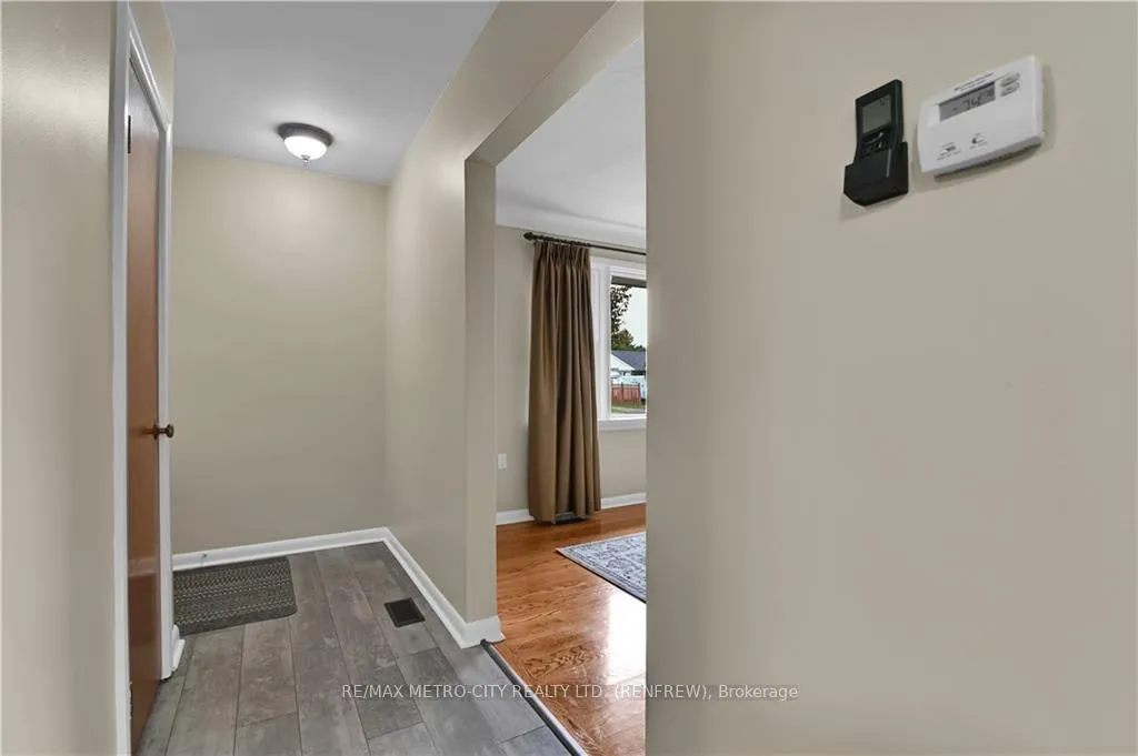 Photo 3 of 392 Charles Avenue, Renfrew — HOMEH