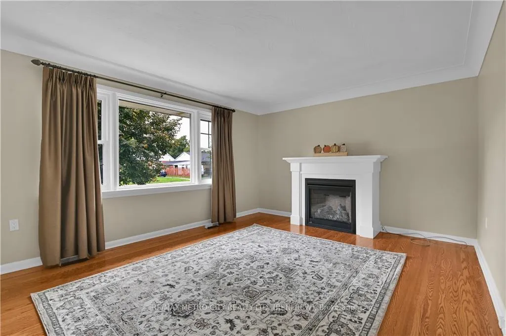 Photo 4 of 392 Charles Avenue, Renfrew — HOMEH