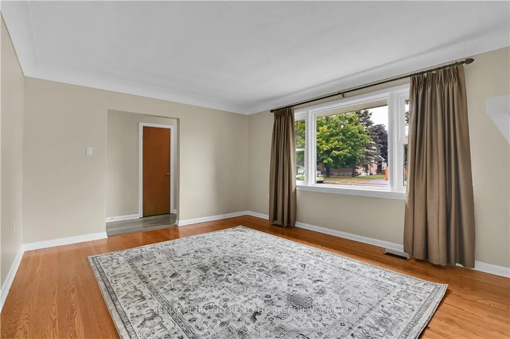 Photo 5 of 392 Charles Avenue, Renfrew — HOMEH