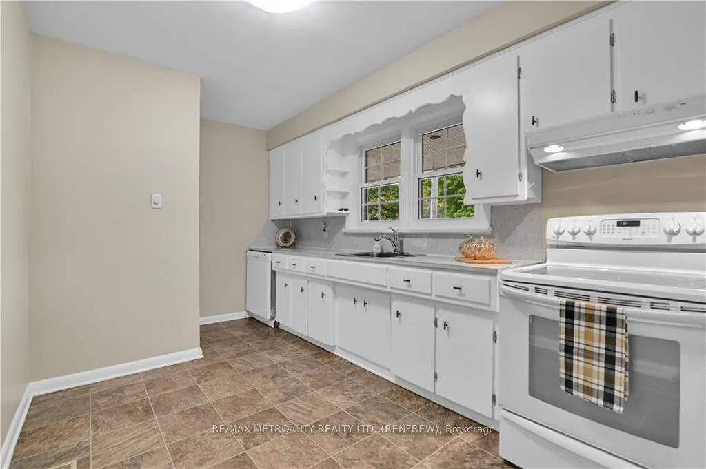 Photo 6 of 392 Charles Avenue, Renfrew — HOMEH