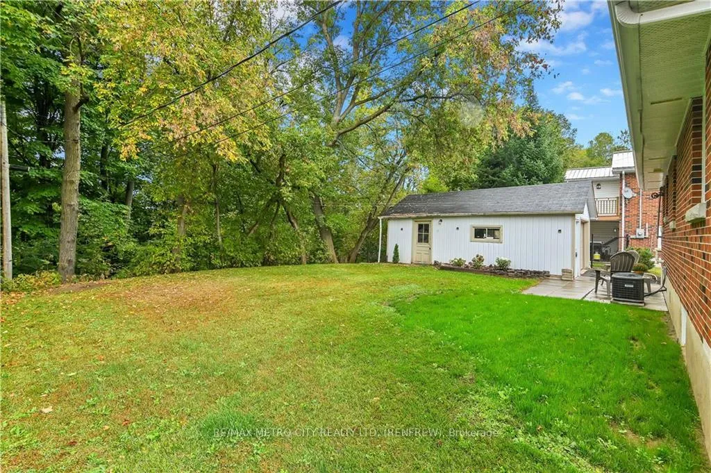 Photo 11 of 392 Charles Avenue, Renfrew — HOMEH
