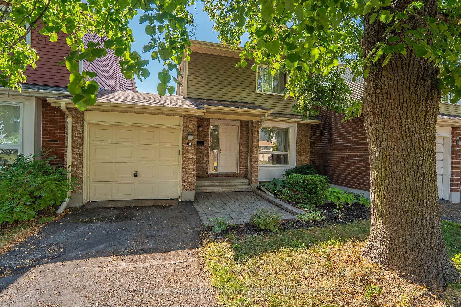 Photo 2 of 41 Sovereign Avenue, Ottawa, Craig Henry/Woodvale — HOMEH