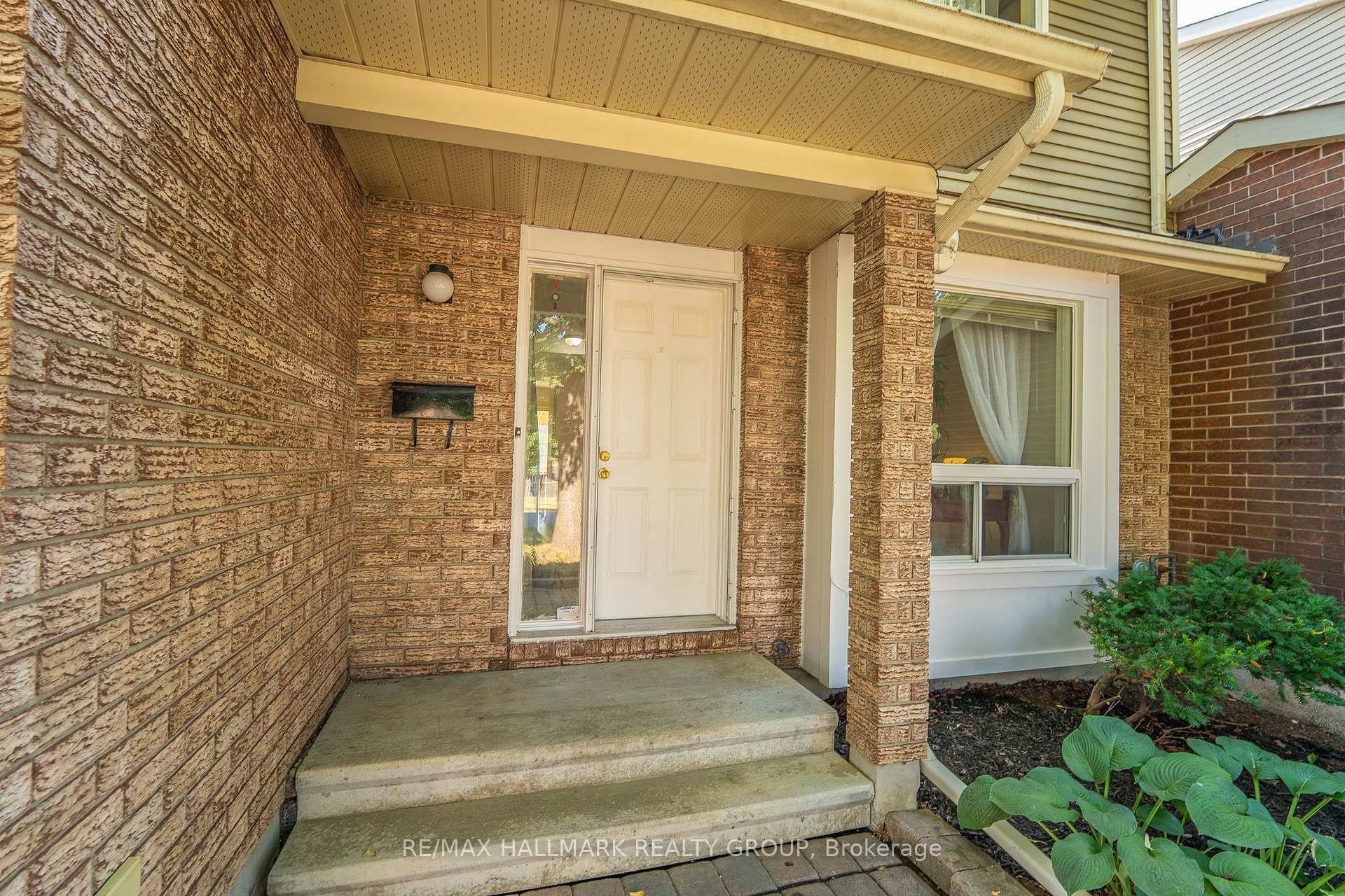 Photo 3 of 41 Sovereign Avenue, Ottawa, Craig Henry/Woodvale — HOMEH