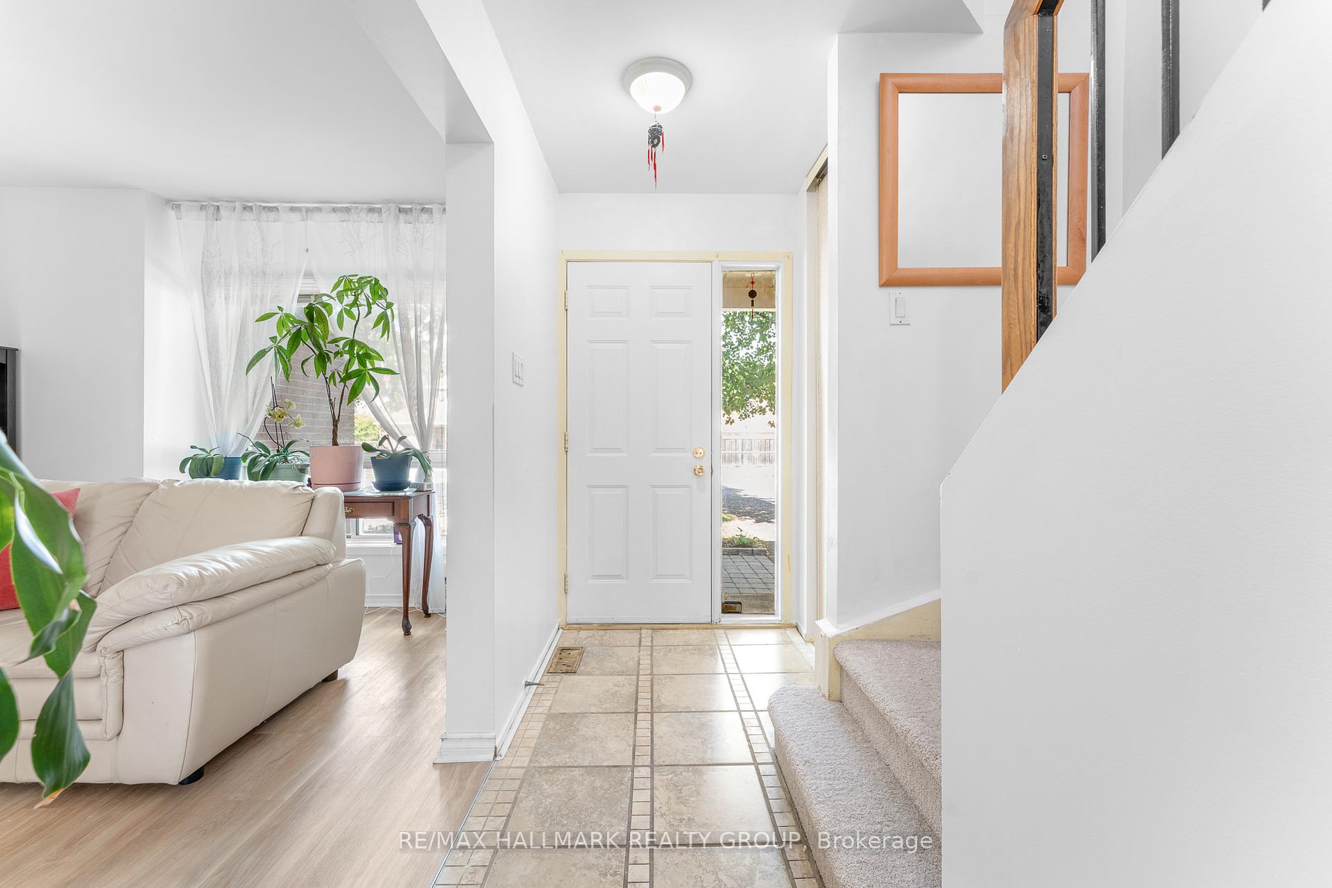 Photo 4 of 41 Sovereign Avenue, Ottawa, Craig Henry/Woodvale — HOMEH