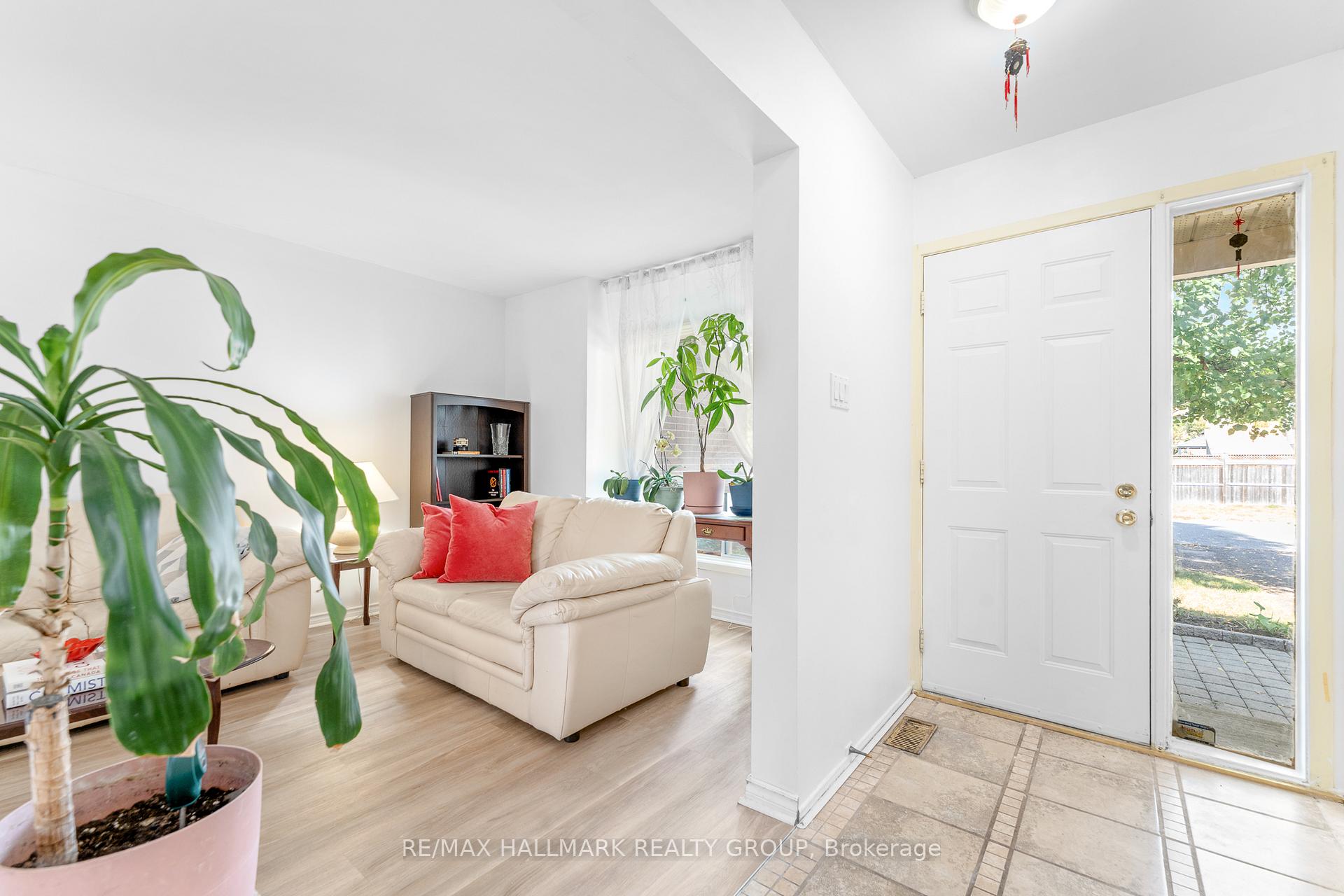 Photo 6 of 41 Sovereign Avenue, Ottawa, Craig Henry/Woodvale — HOMEH