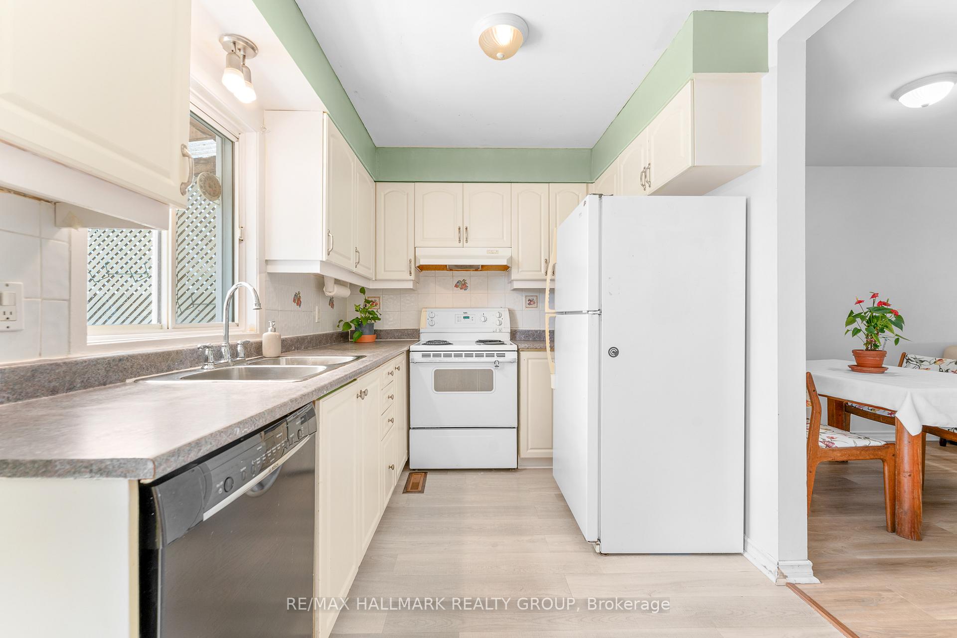 Photo 17 of 41 Sovereign Avenue, Ottawa, Craig Henry/Woodvale — HOMEH