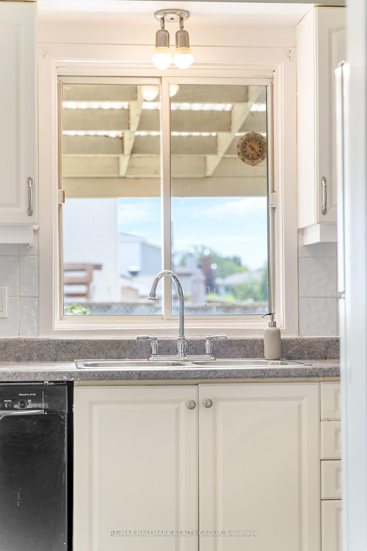Photo 18 of 41 Sovereign Avenue, Ottawa, Craig Henry/Woodvale — HOMEH