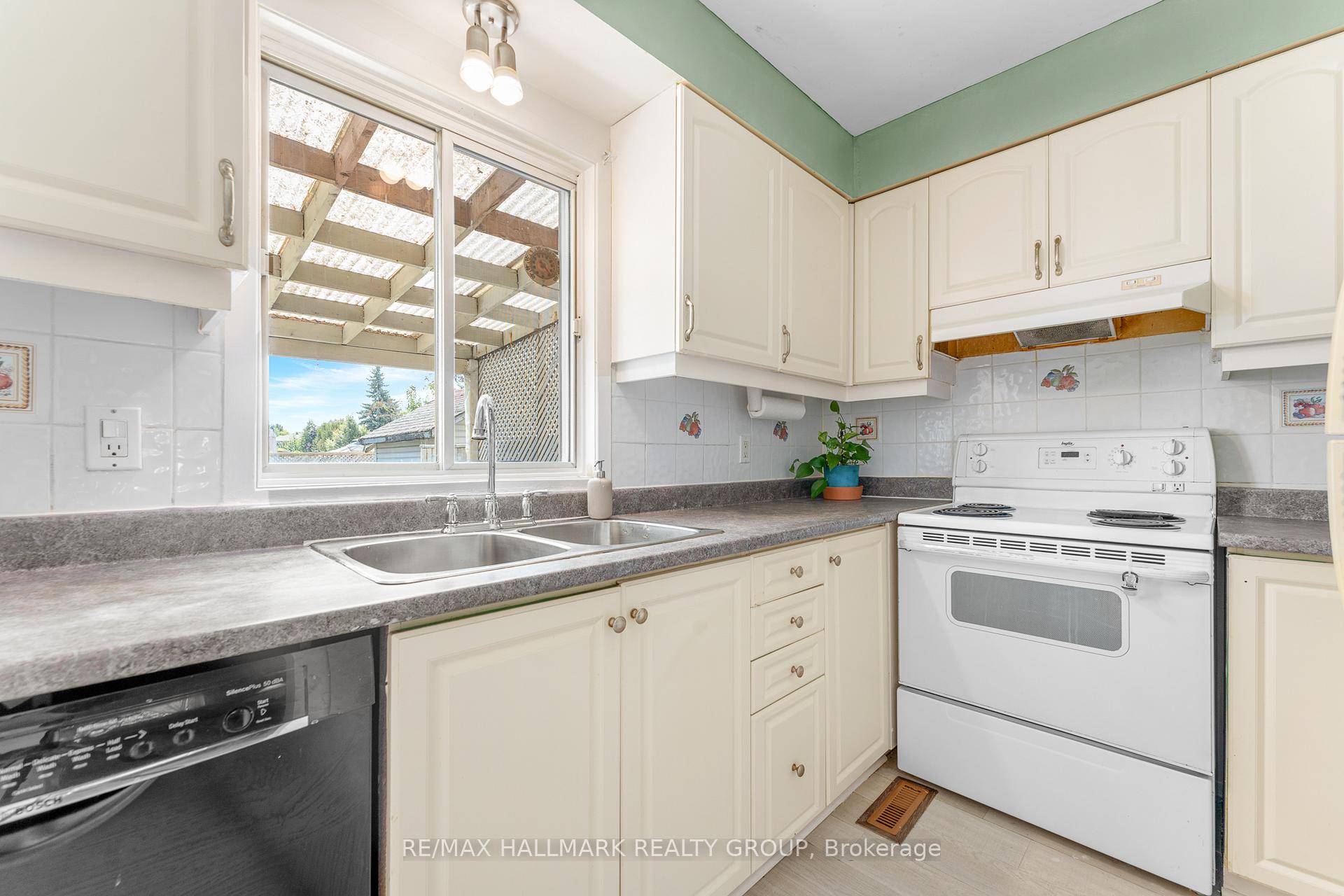 Photo 19 of 41 Sovereign Avenue, Ottawa, Craig Henry/Woodvale — HOMEH