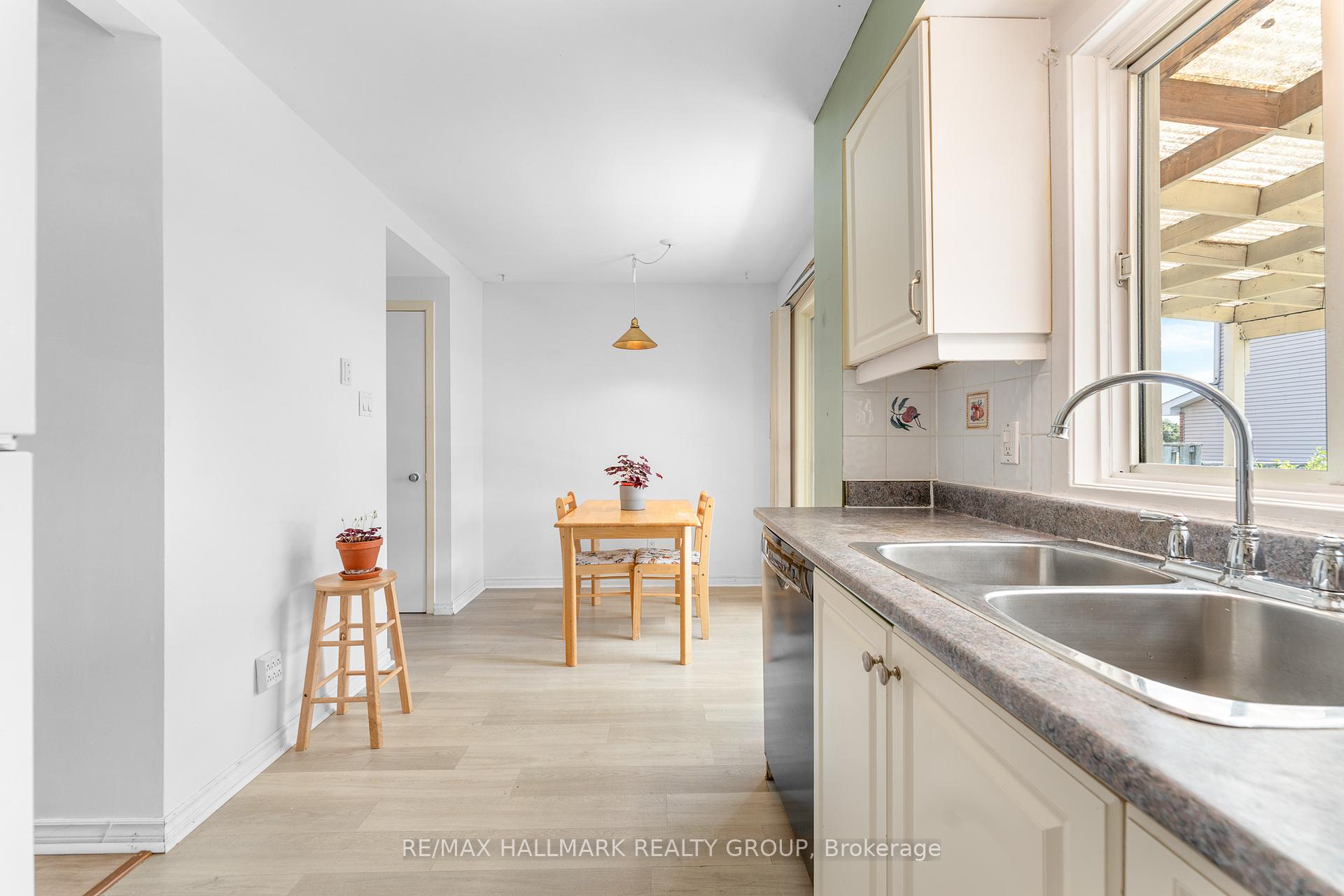 Photo 20 of 41 Sovereign Avenue, Ottawa, Craig Henry/Woodvale — HOMEH