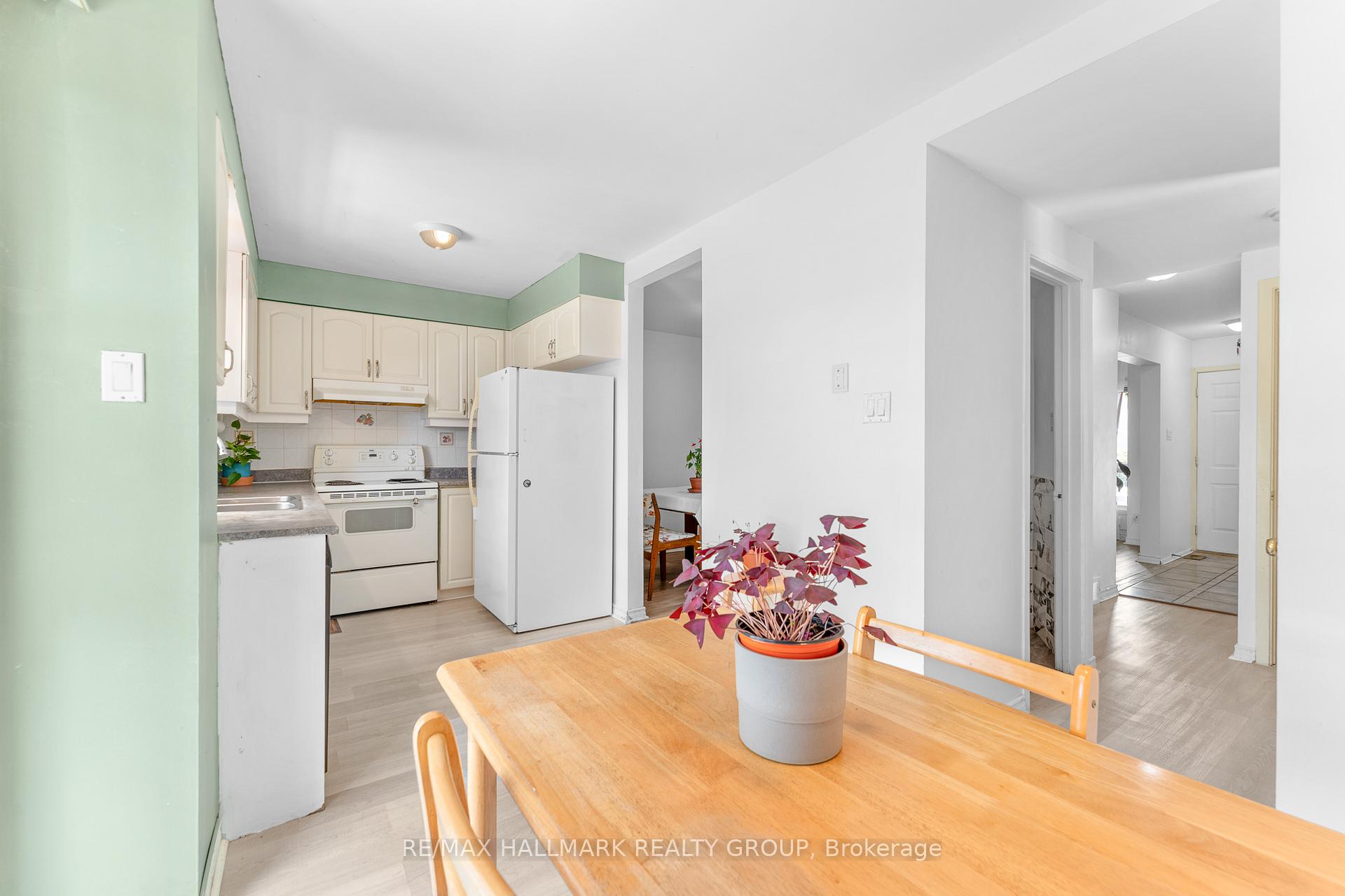 Photo 25 of 41 Sovereign Avenue, Ottawa, Craig Henry/Woodvale — HOMEH
