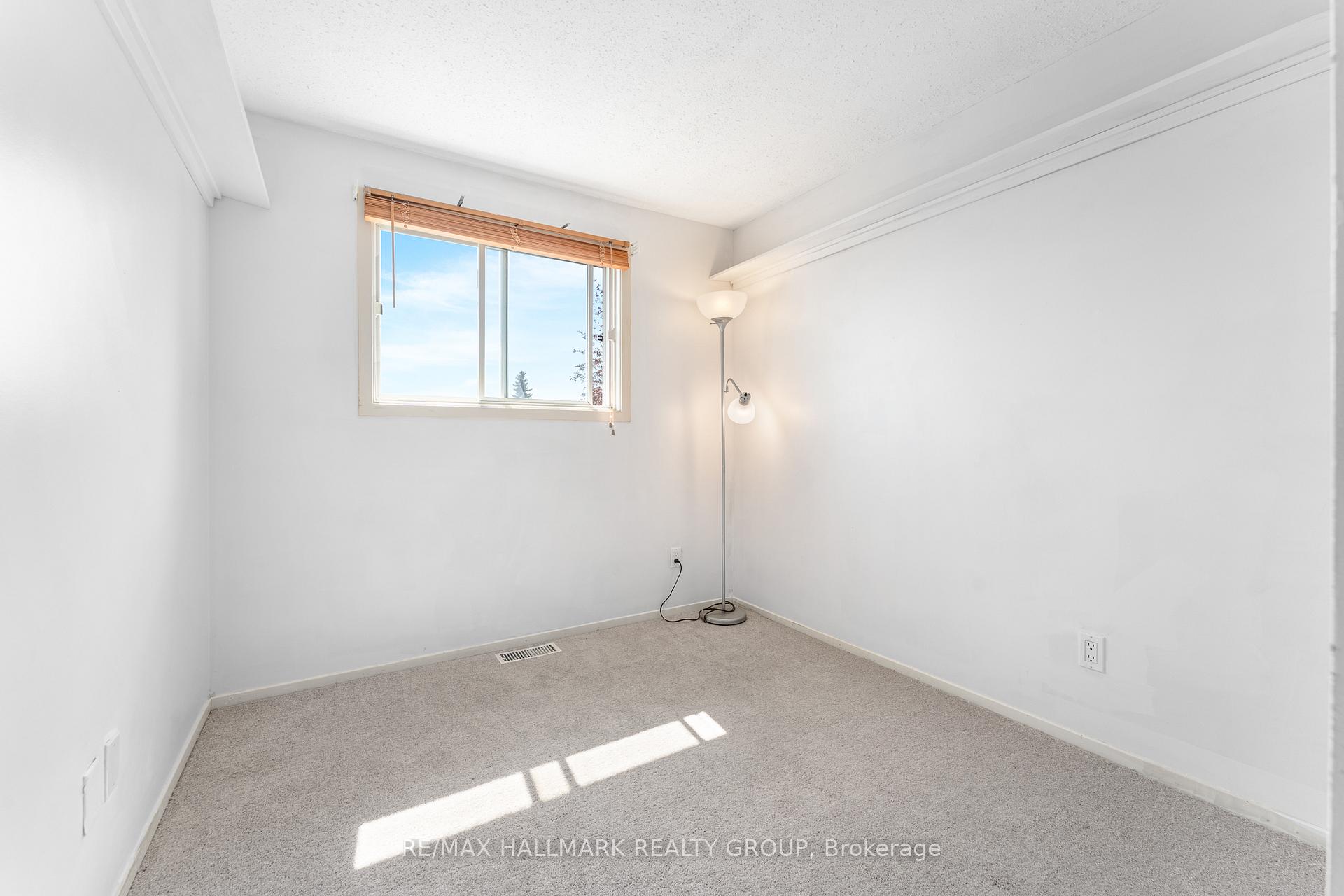 Photo 33 of 41 Sovereign Avenue, Ottawa, Craig Henry/Woodvale — HOMEH