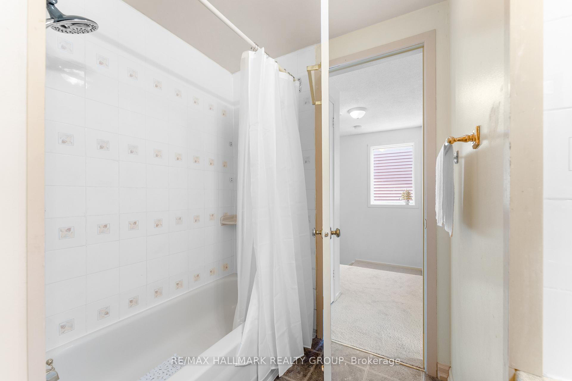 Photo 36 of 41 Sovereign Avenue, Ottawa, Craig Henry/Woodvale — HOMEH