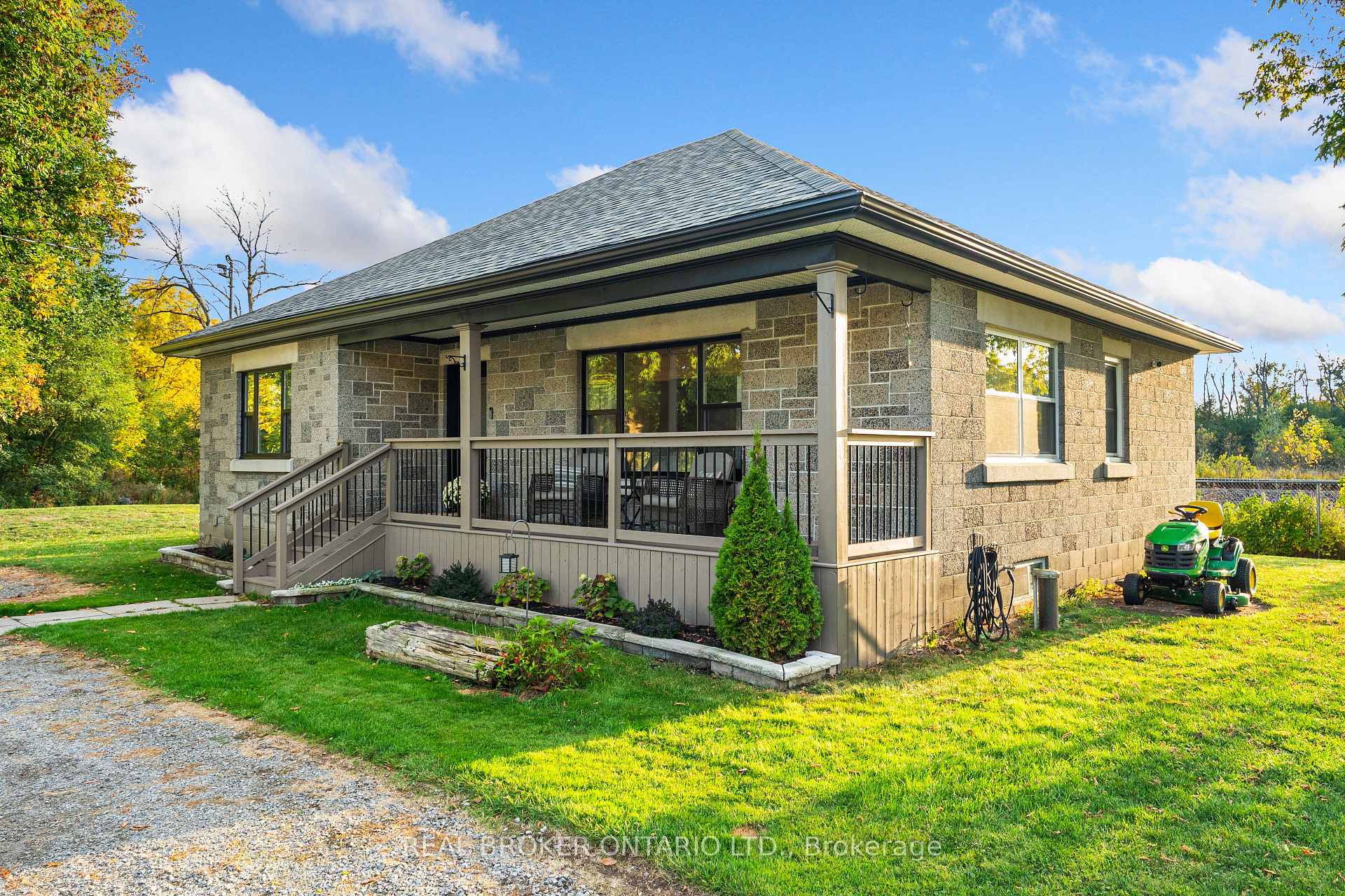 Photo 2 of 60 Union Street, Smiths Falls — HOMEH