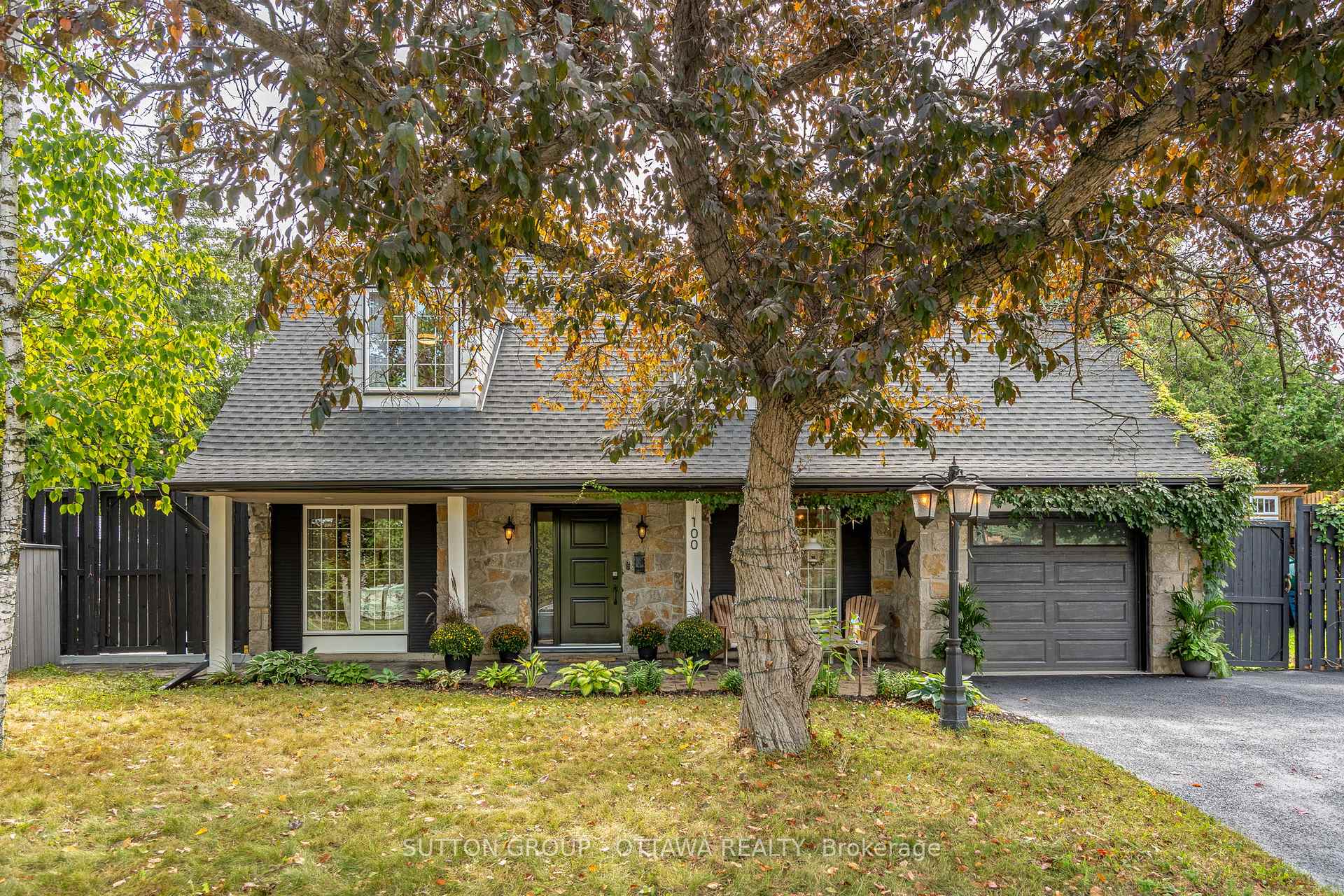 Photo 3 of 100 Monterey Drive, Ottawa, Leslie Park — HOMEH