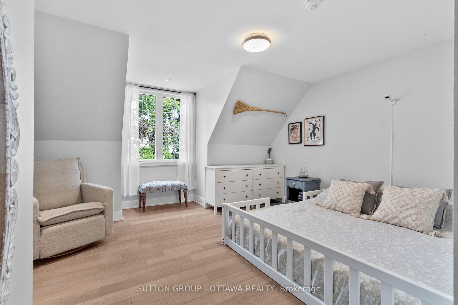 Photo 23 of 100 Monterey Drive, Ottawa, Leslie Park — HOMEH