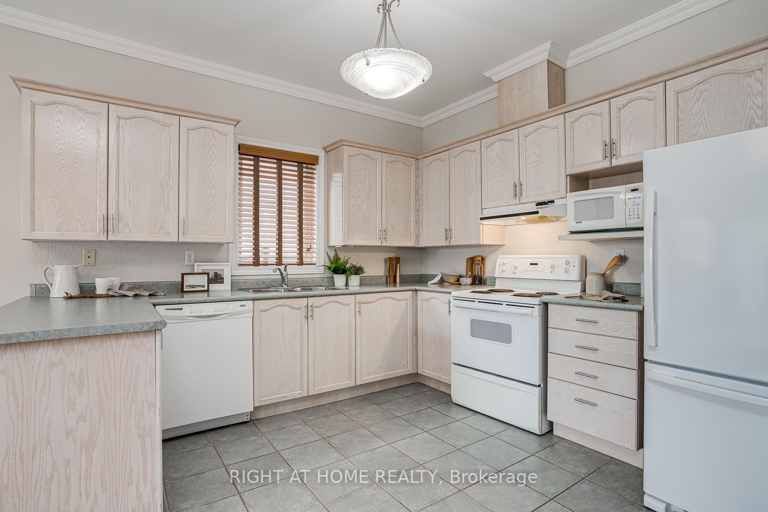 Photo 11 of 100 Earl Cuddie Boulevard, Scugog, Port Perry — HOMEH