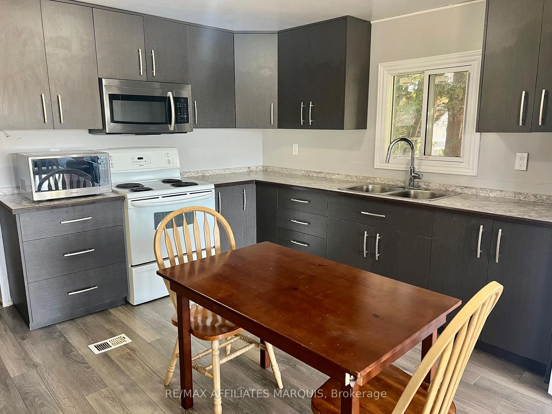 Photo 5 of 514 Jason Street N, Smiths Falls — HOMEH