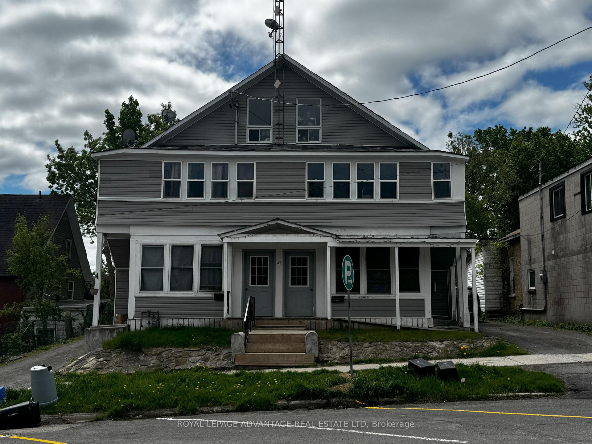 Photo 2 of 37 Main Street W, Smiths Falls — HOMEH