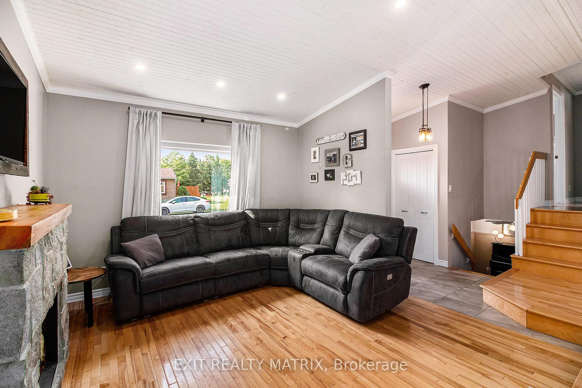 Photo 3 of 24 Ste Therese Boulevard, Embrun — HOMEH