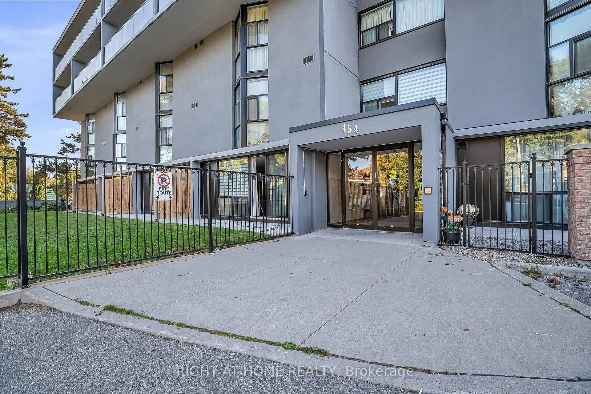 Photo 2 of Unit 110, 454 Centre Street S, Oshawa, Central — HOMEH