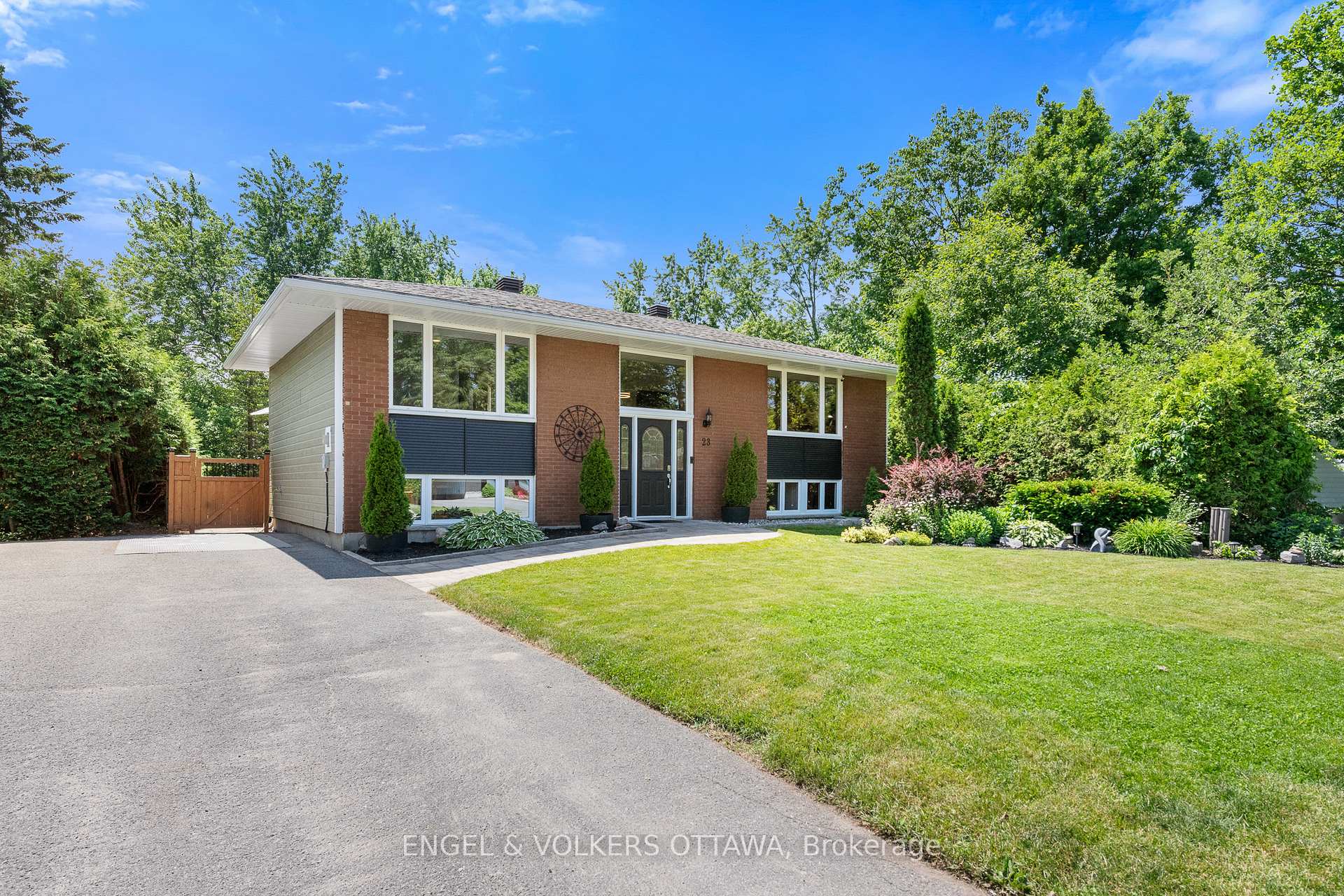 Photo 2 of 23 Dayton Crescent, Ottawa, Leslie Park — HOMEH