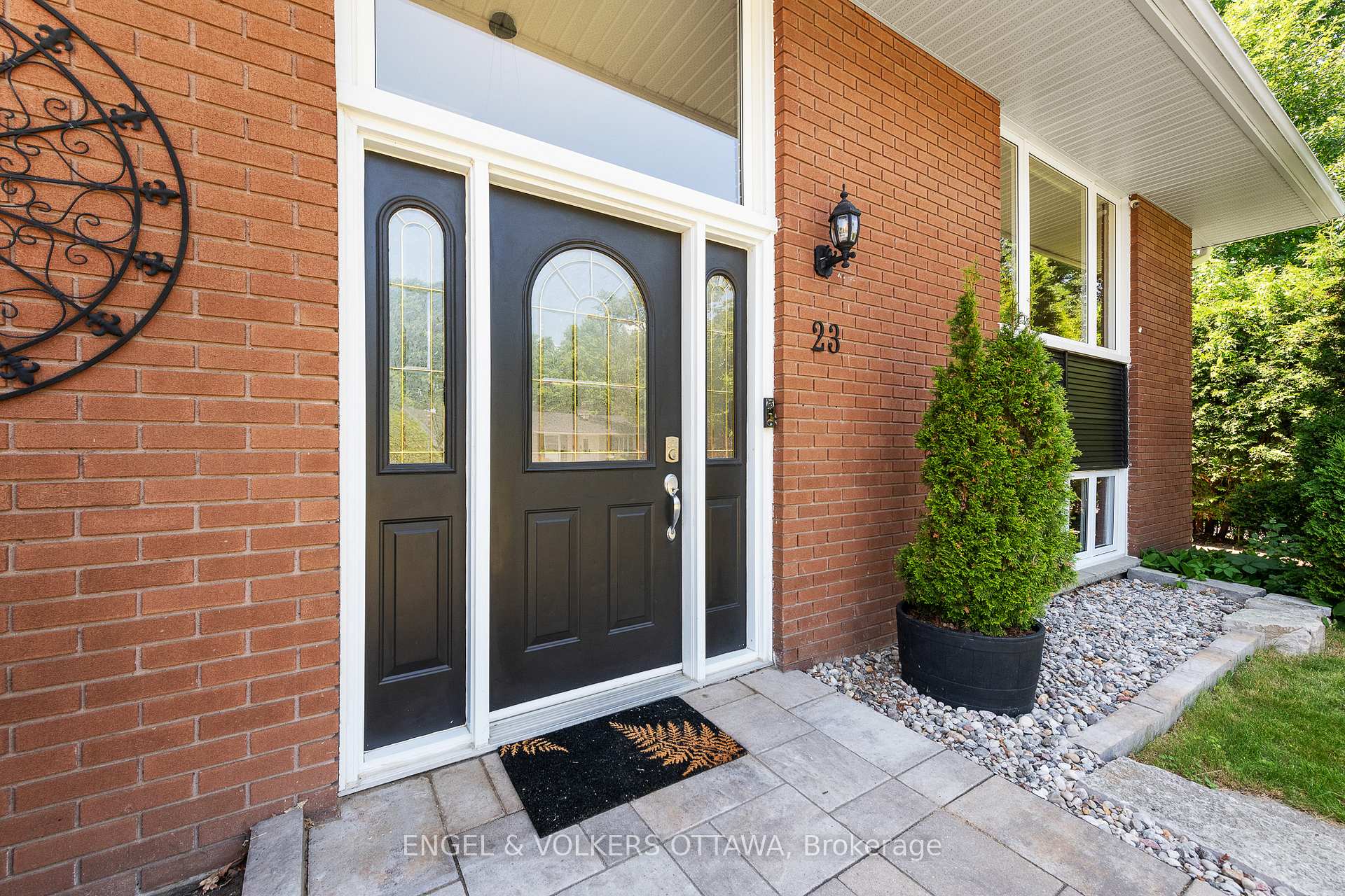 Photo 3 of 23 Dayton Crescent, Ottawa, Leslie Park — HOMEH