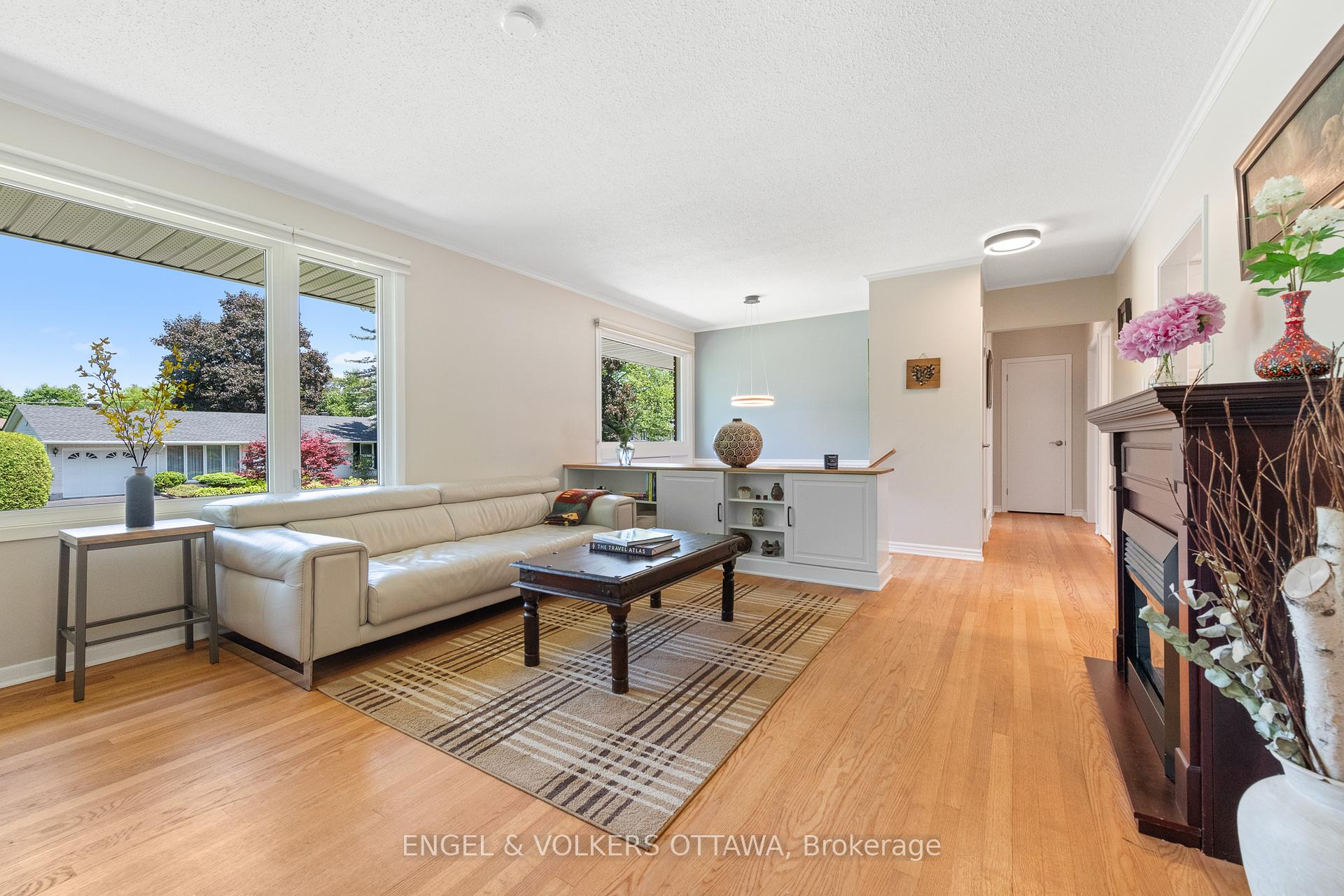 Photo 4 of 23 Dayton Crescent, Ottawa, Leslie Park — HOMEH
