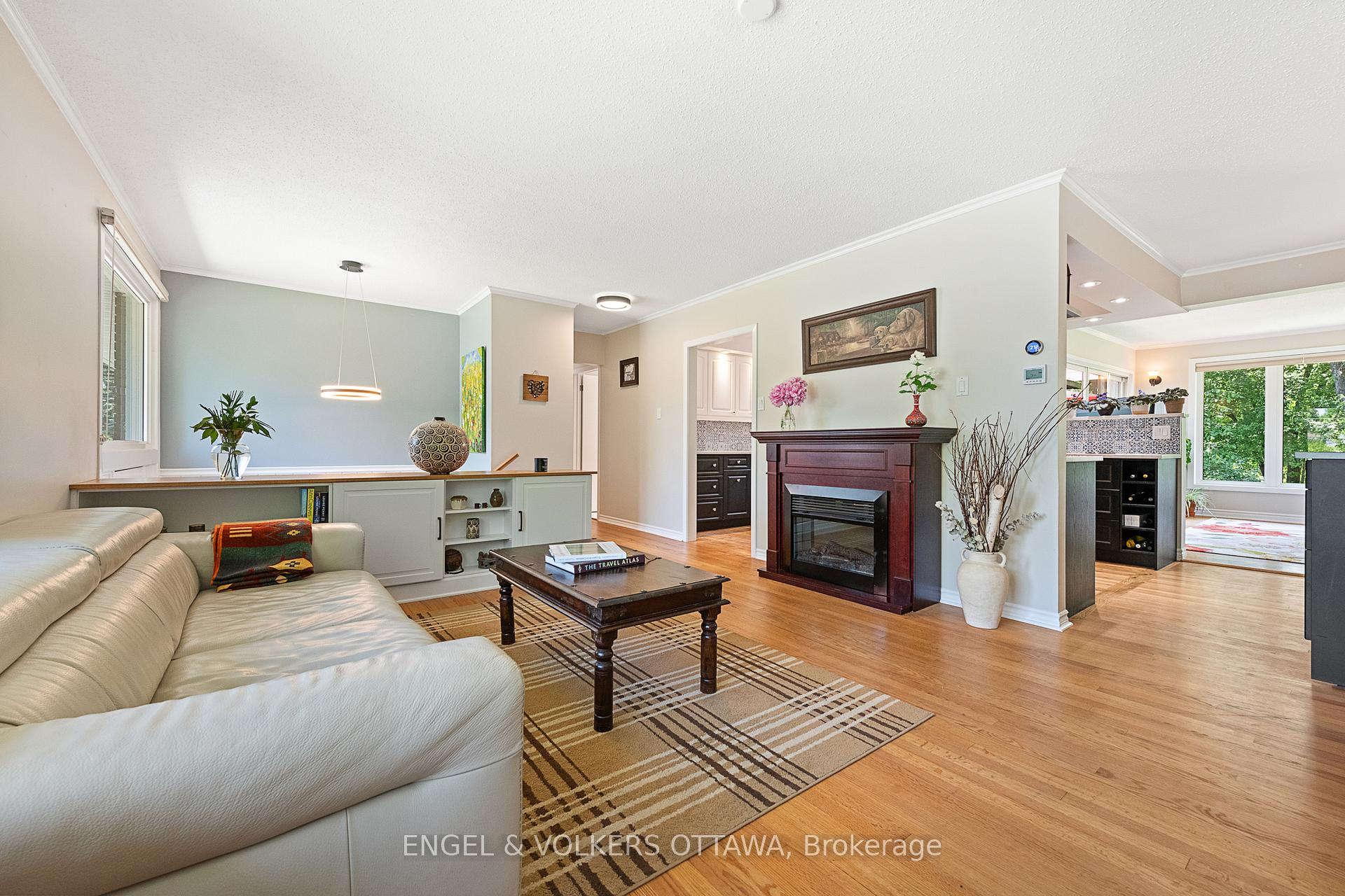 Photo 5 of 23 Dayton Crescent, Ottawa, Leslie Park — HOMEH