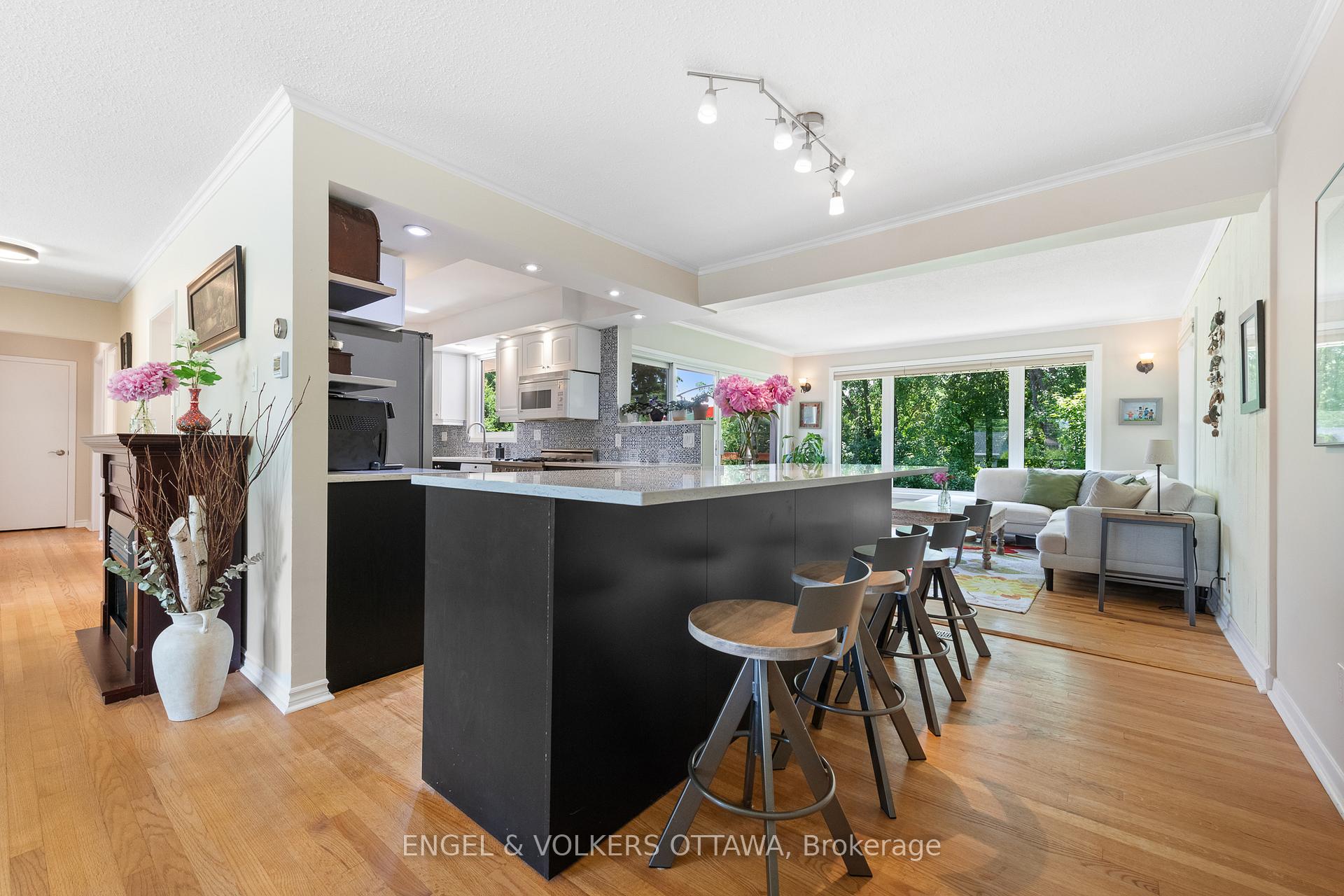 Photo 9 of 23 Dayton Crescent, Ottawa, Leslie Park — HOMEH