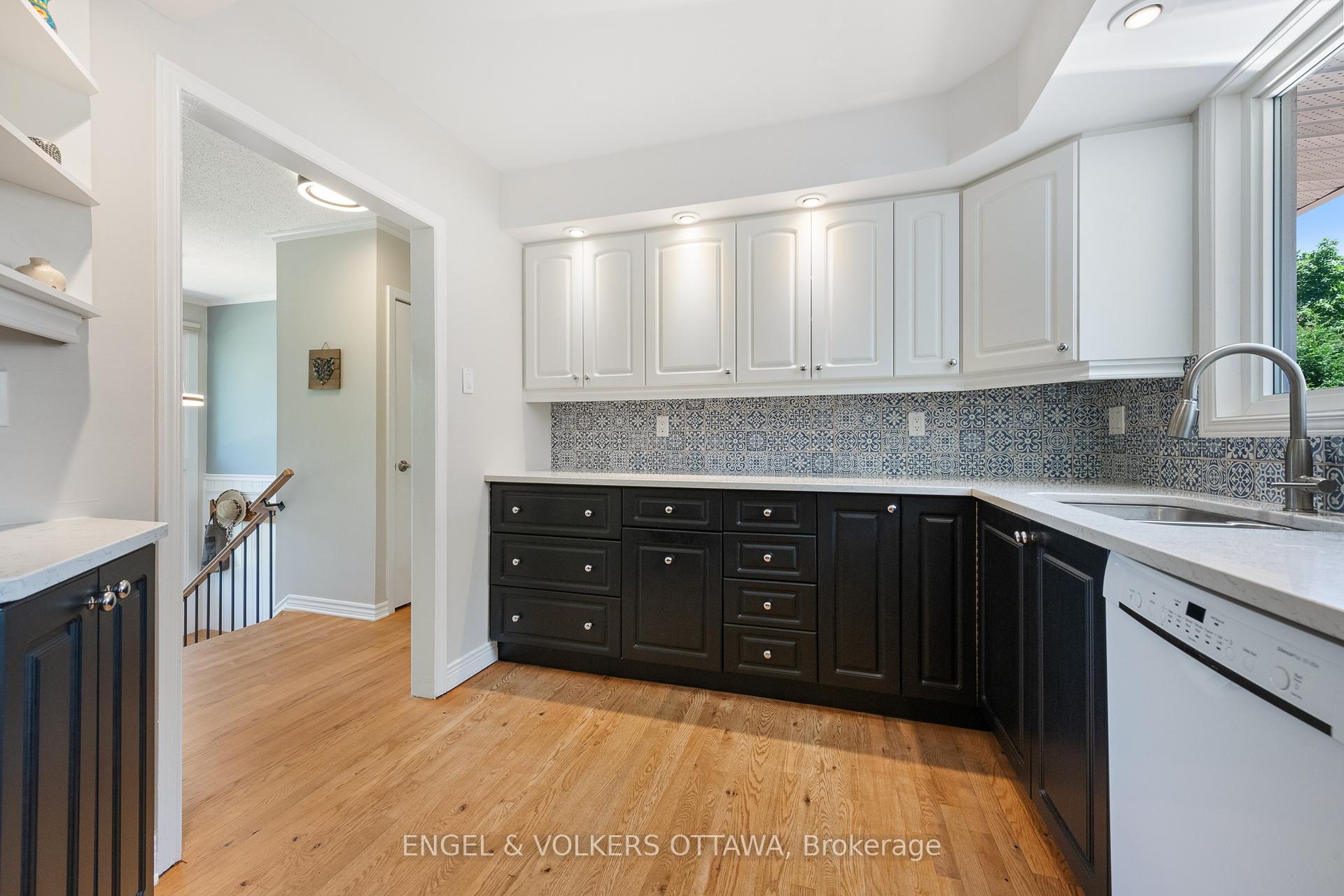 Photo 11 of 23 Dayton Crescent, Ottawa, Leslie Park — HOMEH