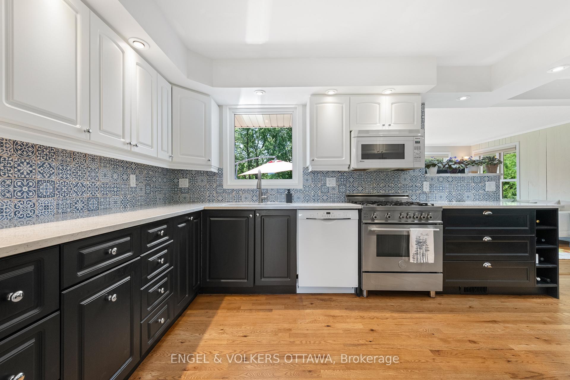 Photo 12 of 23 Dayton Crescent, Ottawa, Leslie Park — HOMEH