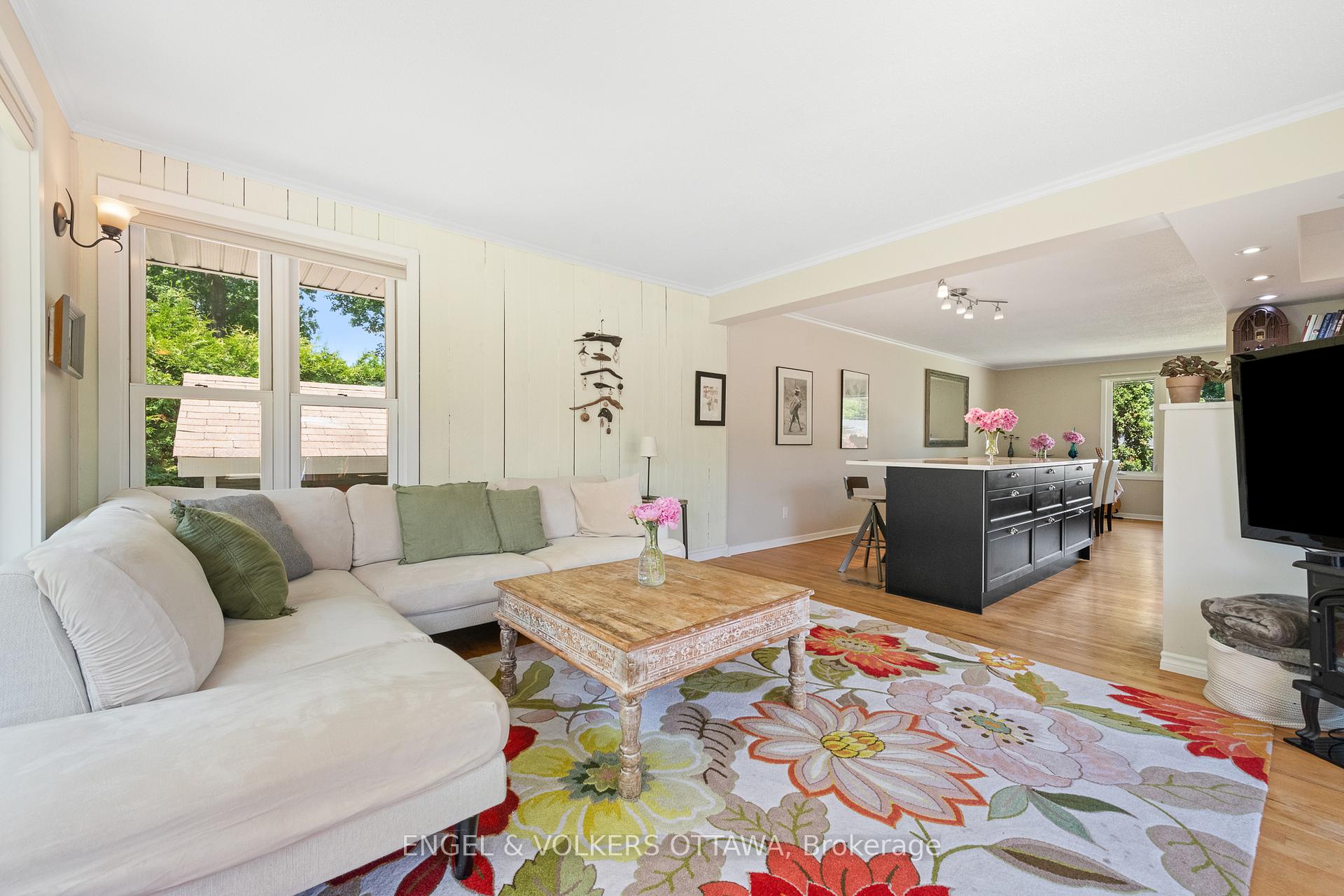 Photo 16 of 23 Dayton Crescent, Ottawa, Leslie Park — HOMEH