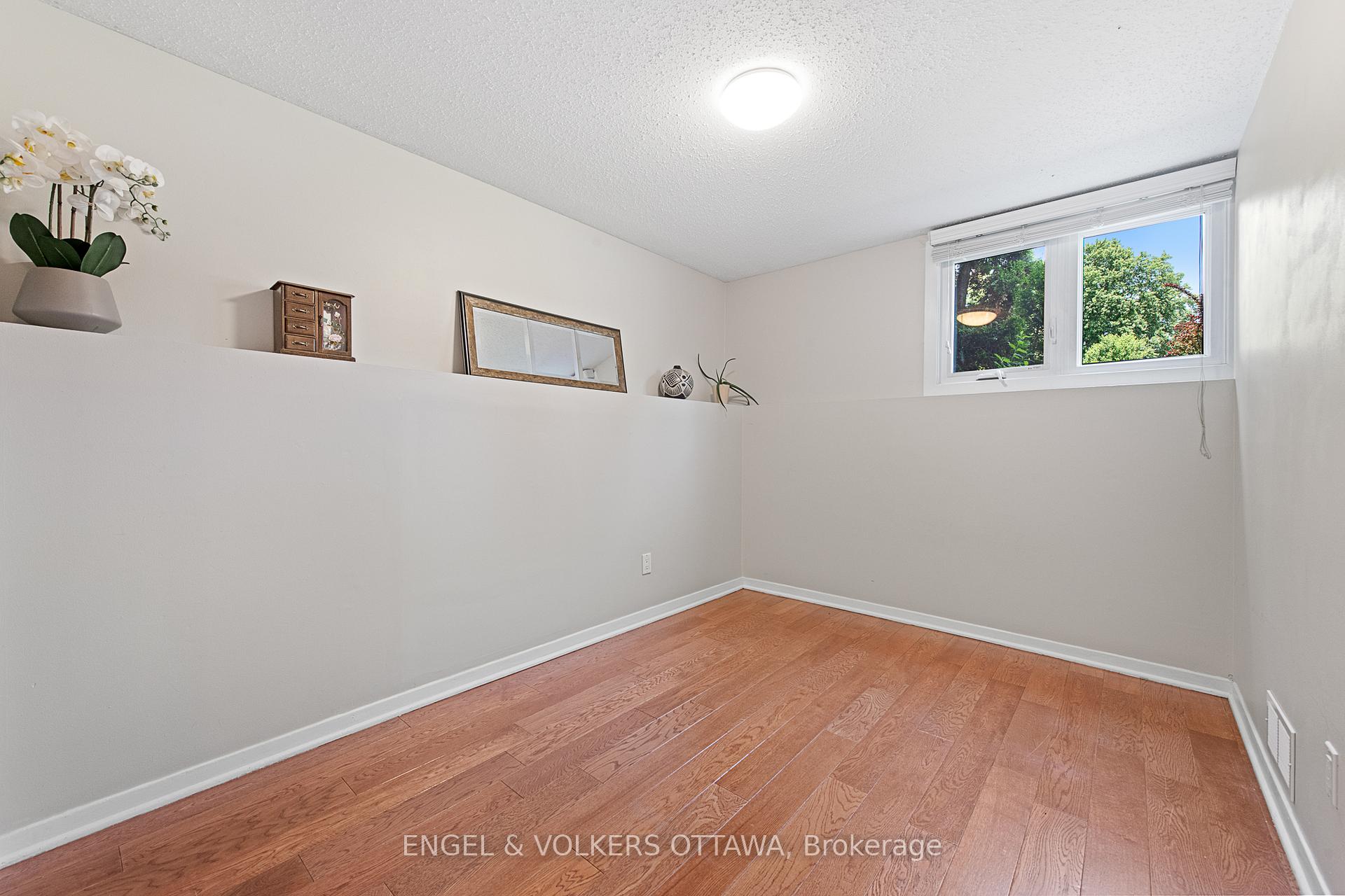 Photo 25 of 23 Dayton Crescent, Ottawa, Leslie Park — HOMEH