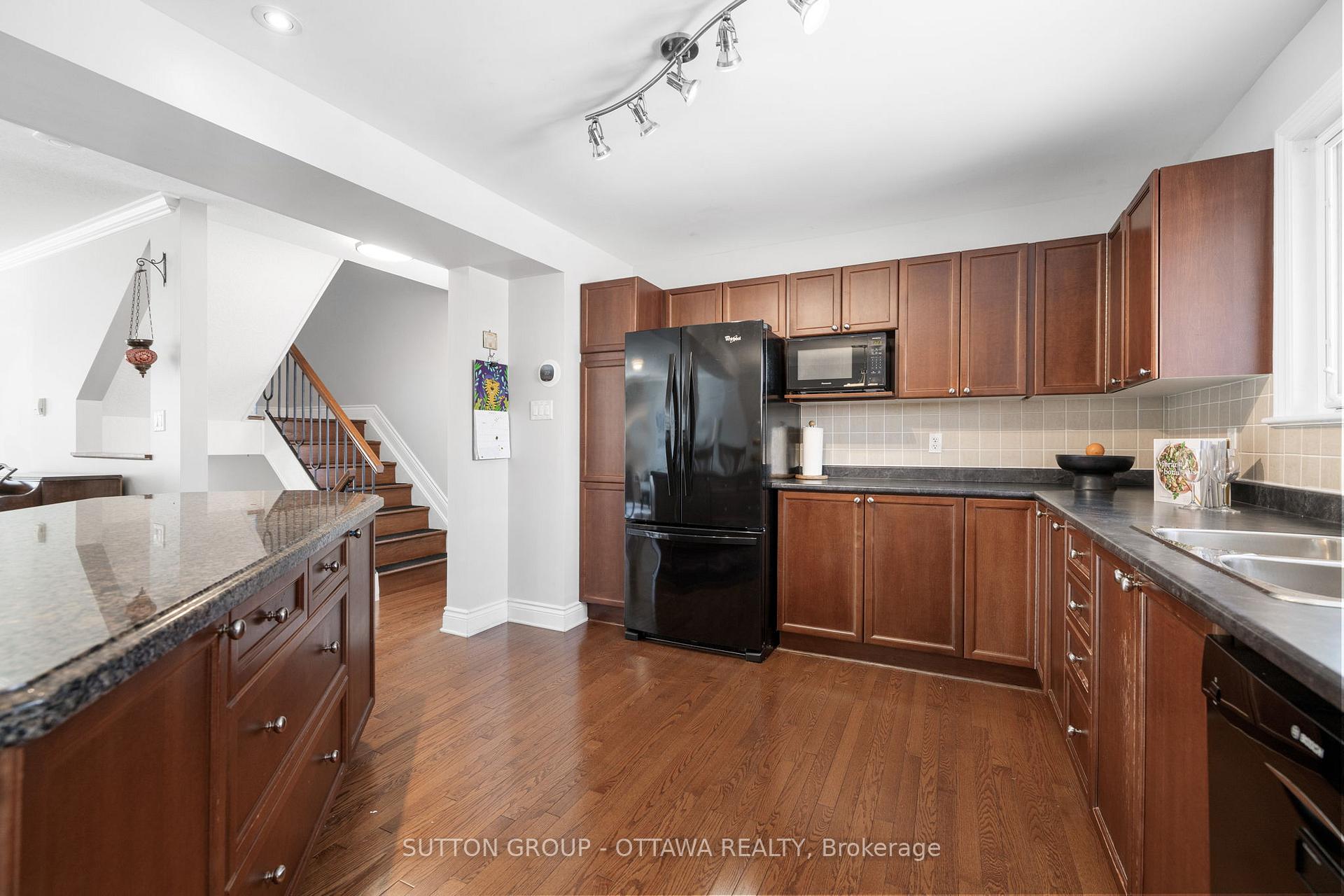 Photo 3 of 124 Monterey Drive, Ottawa, Leslie Park — HOMEH