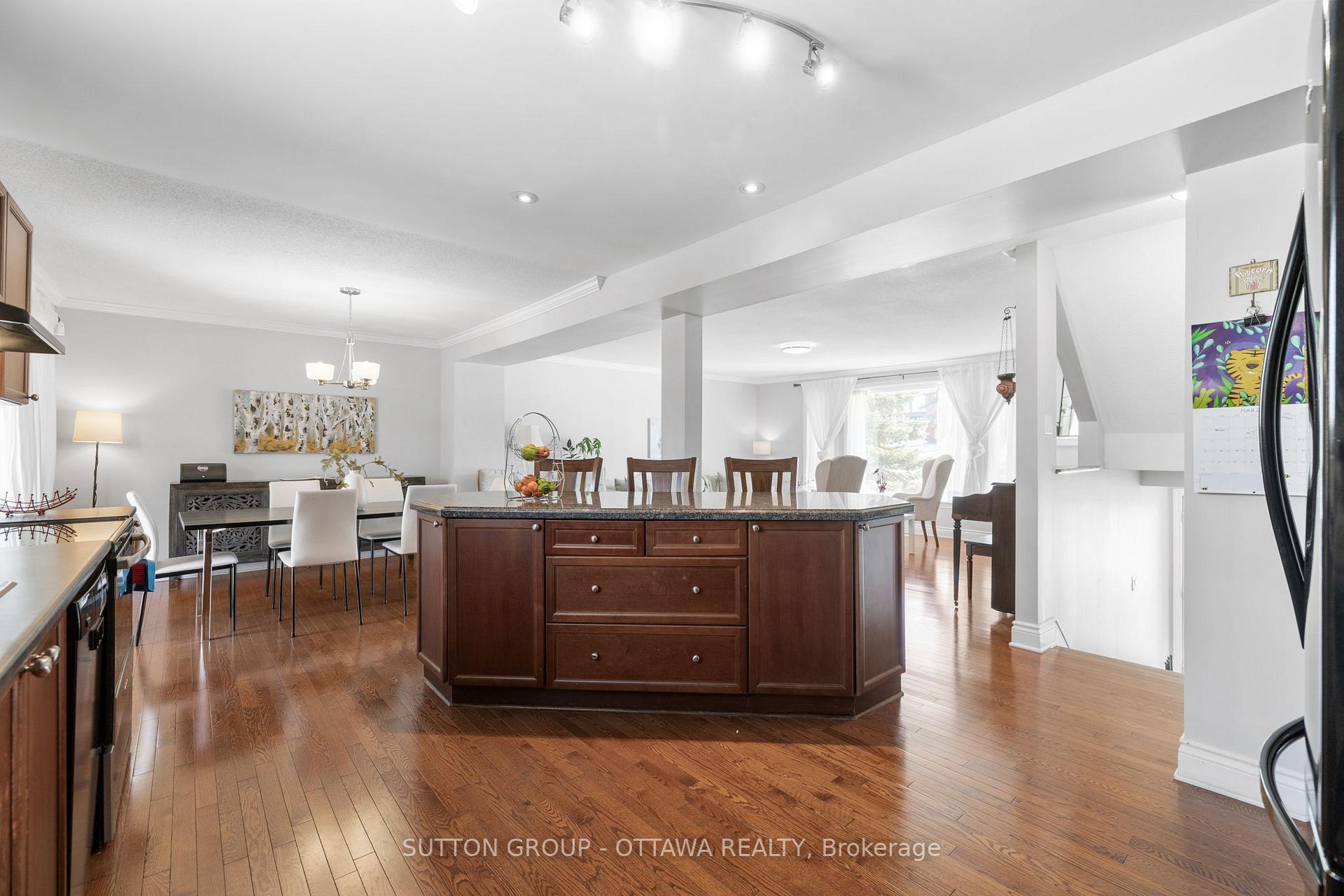 Photo 4 of 124 Monterey Drive, Ottawa, Leslie Park — HOMEH