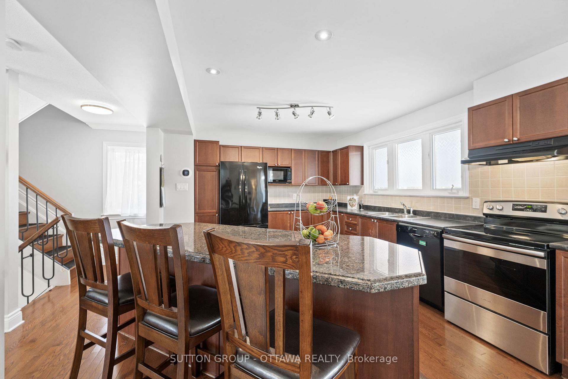 Photo 5 of 124 Monterey Drive, Ottawa, Leslie Park — HOMEH