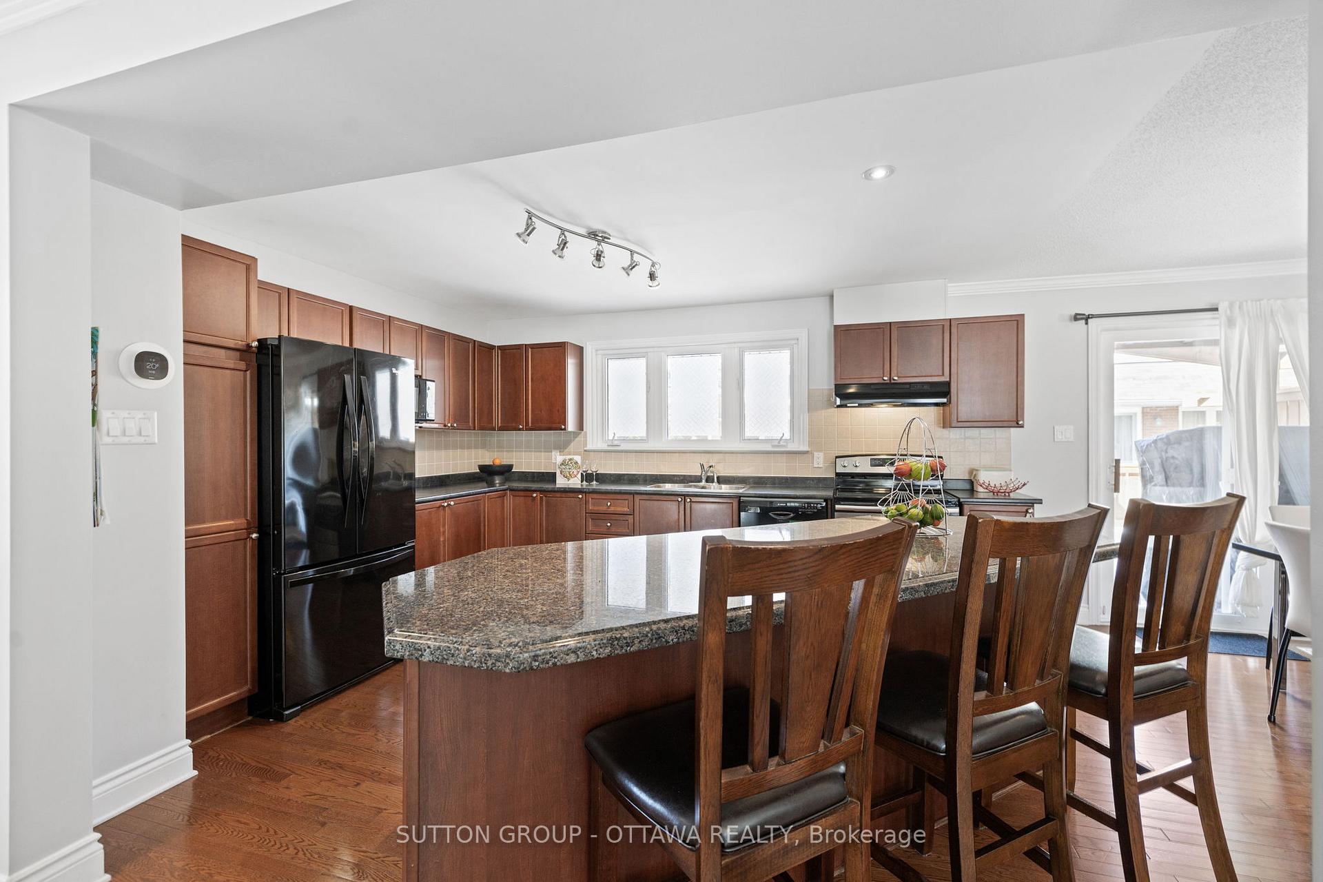 Photo 6 of 124 Monterey Drive, Ottawa, Leslie Park — HOMEH