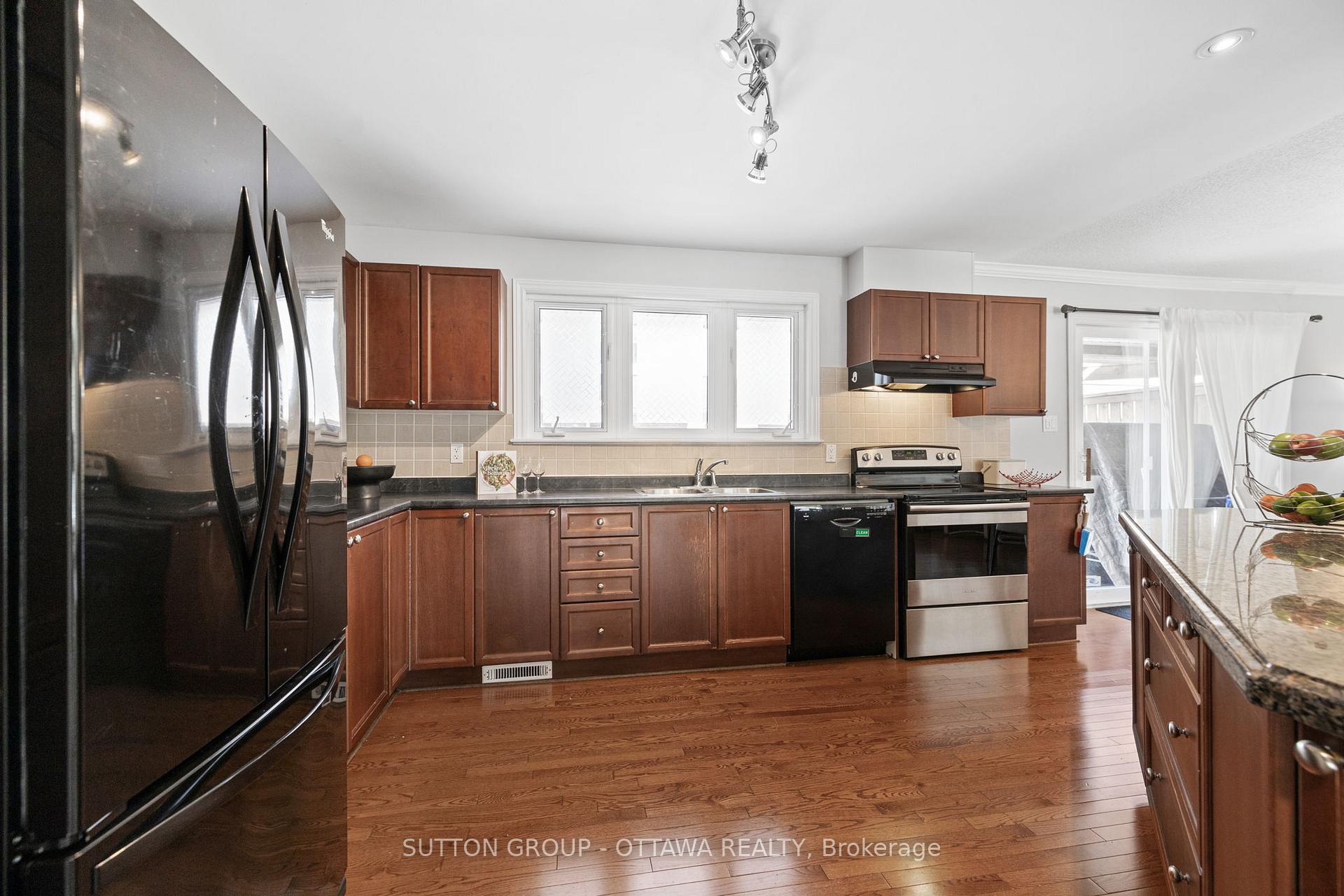 Photo 7 of 124 Monterey Drive, Ottawa, Leslie Park — HOMEH