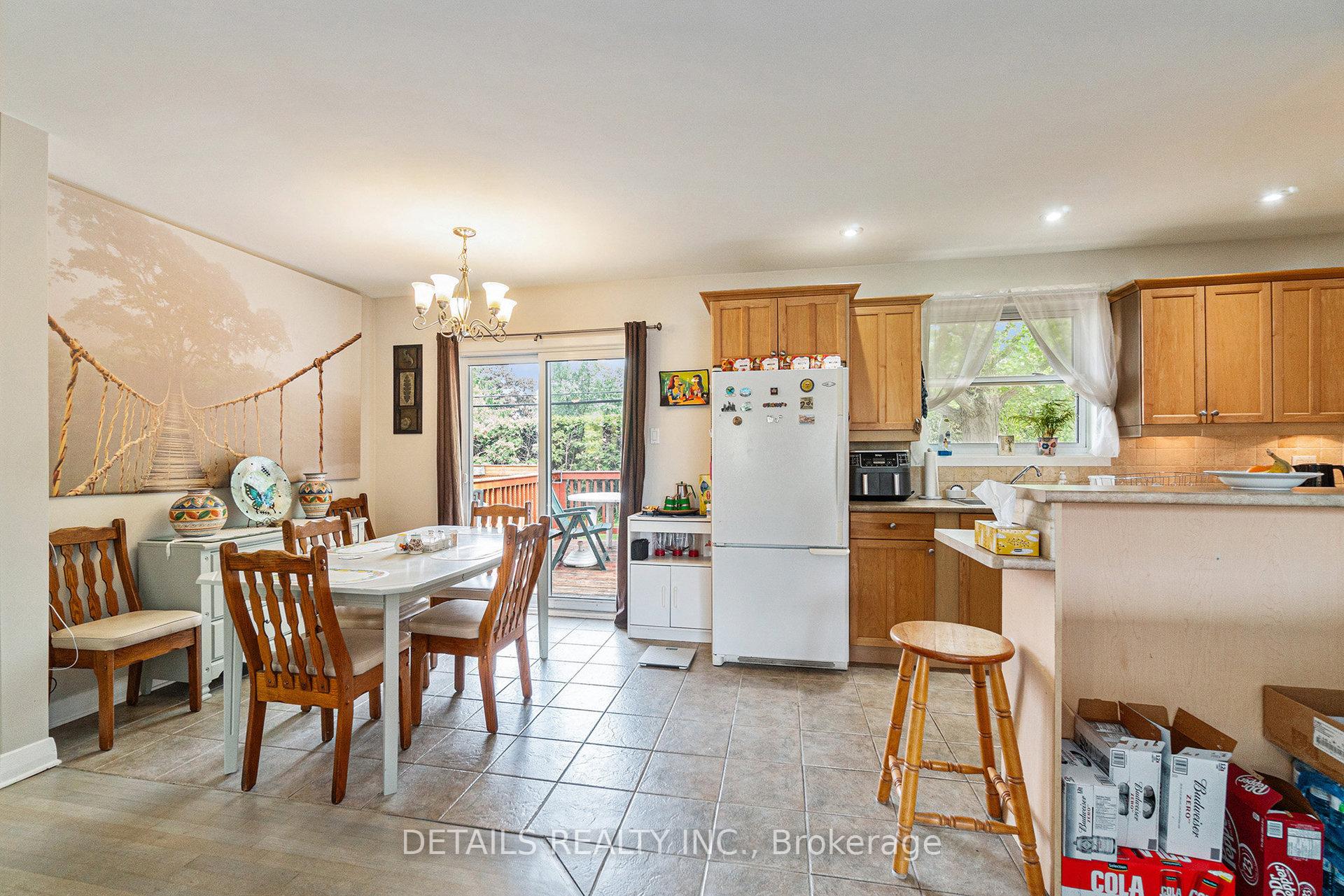 Photo 8 of 39 Roundhay Drive, Ottawa, Manordale — HOMEH