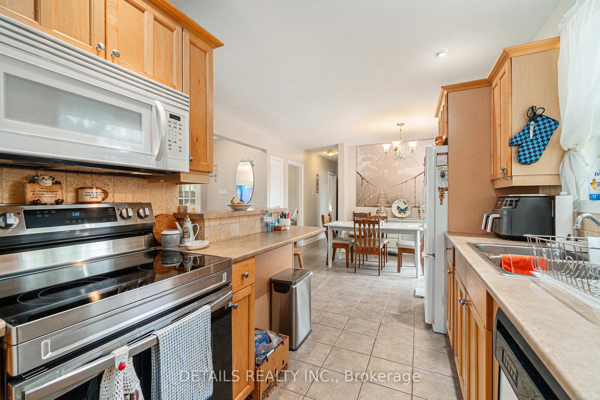 Photo 9 of 39 Roundhay Drive, Ottawa, Manordale — HOMEH