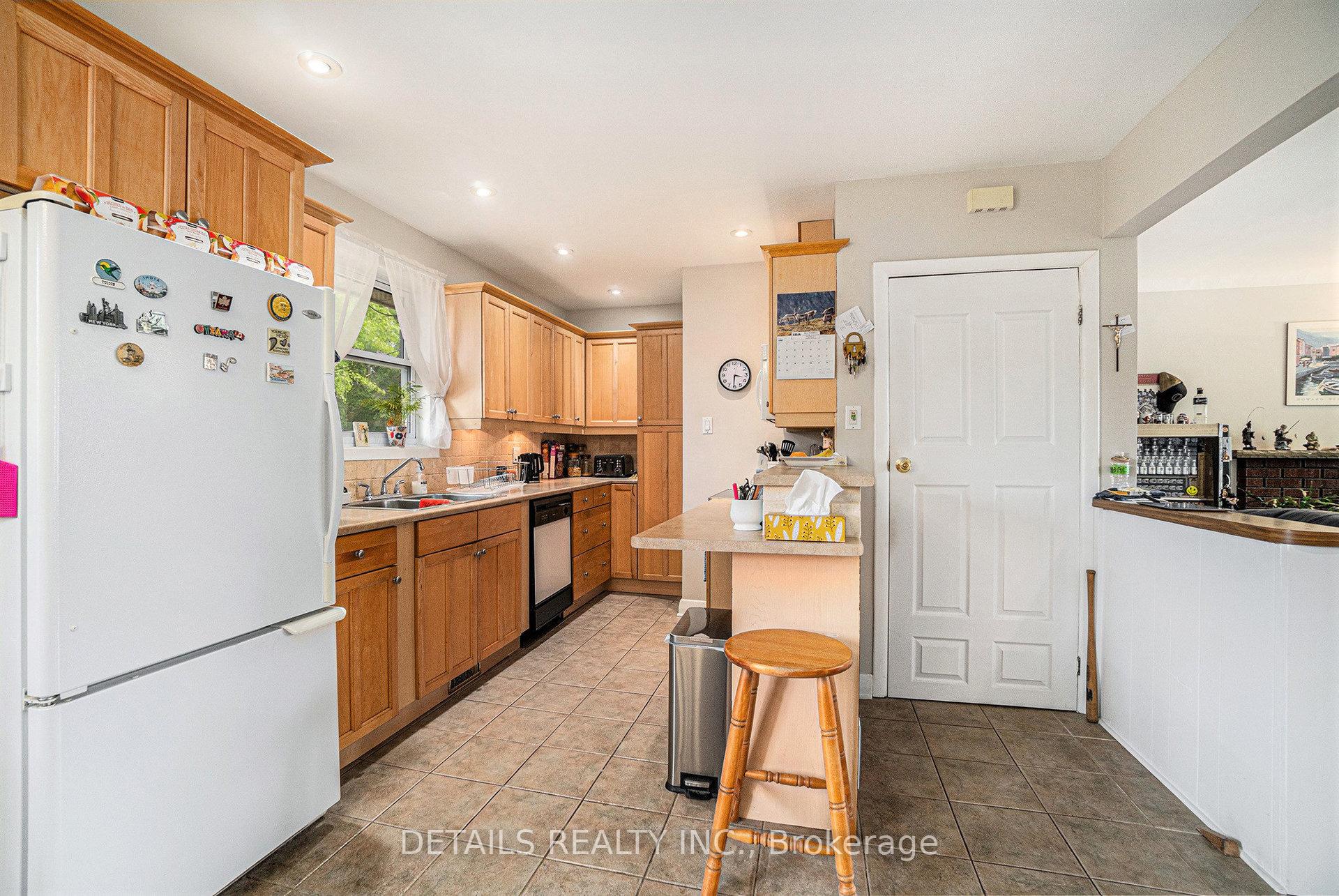 Photo 10 of 39 Roundhay Drive, Ottawa, Manordale — HOMEH