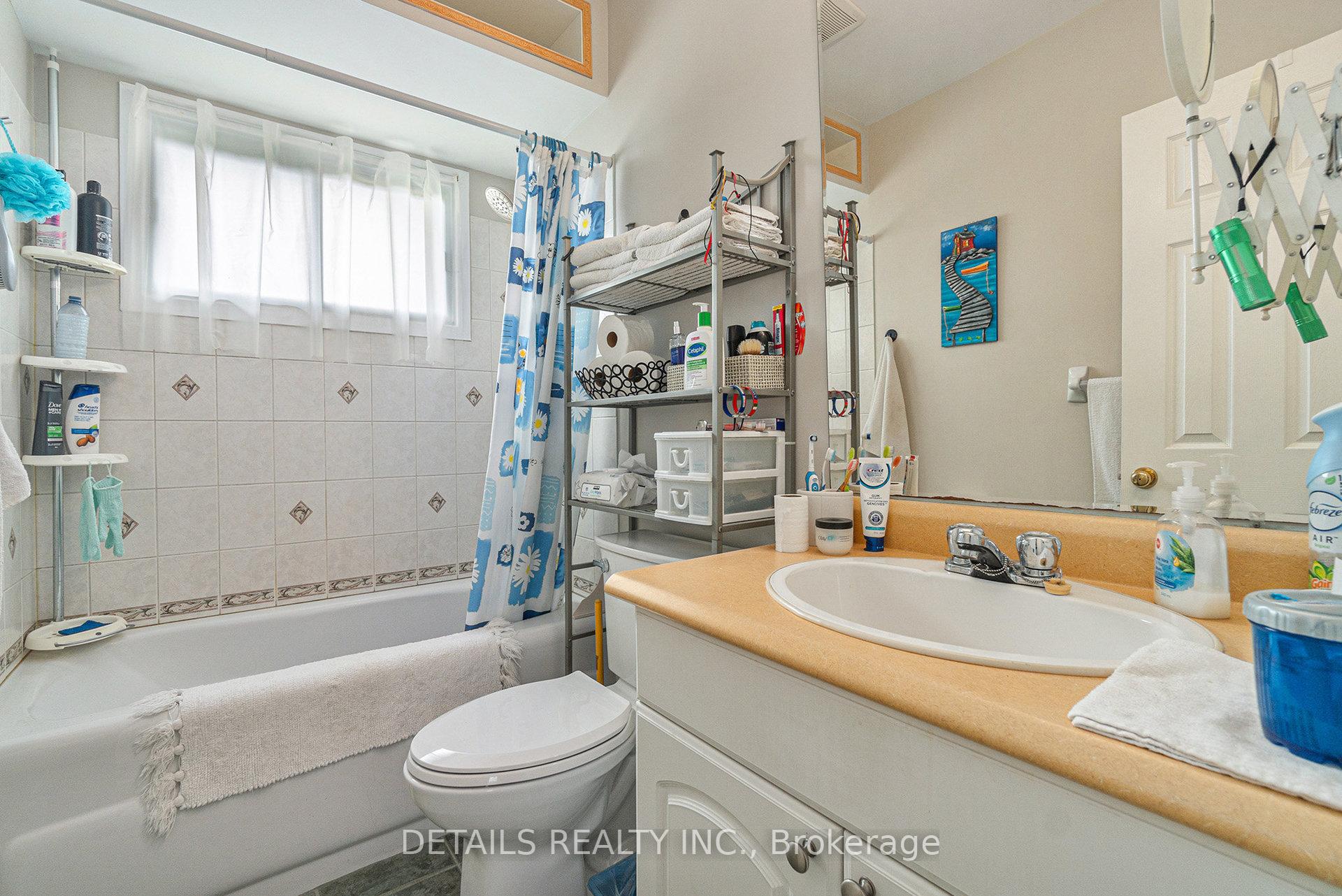 Photo 12 of 39 Roundhay Drive, Ottawa, Manordale — HOMEH