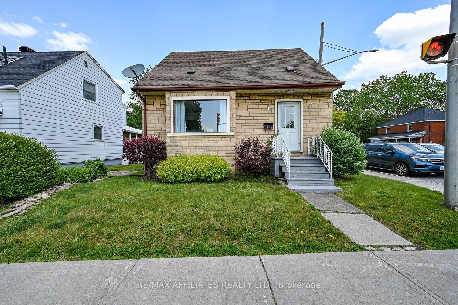 Front of 157 Elmsley Street N