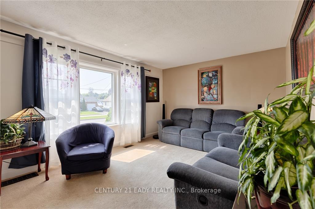 Photo 8 of 74 Barnet Boulevard, Renfrew — HOMEH
