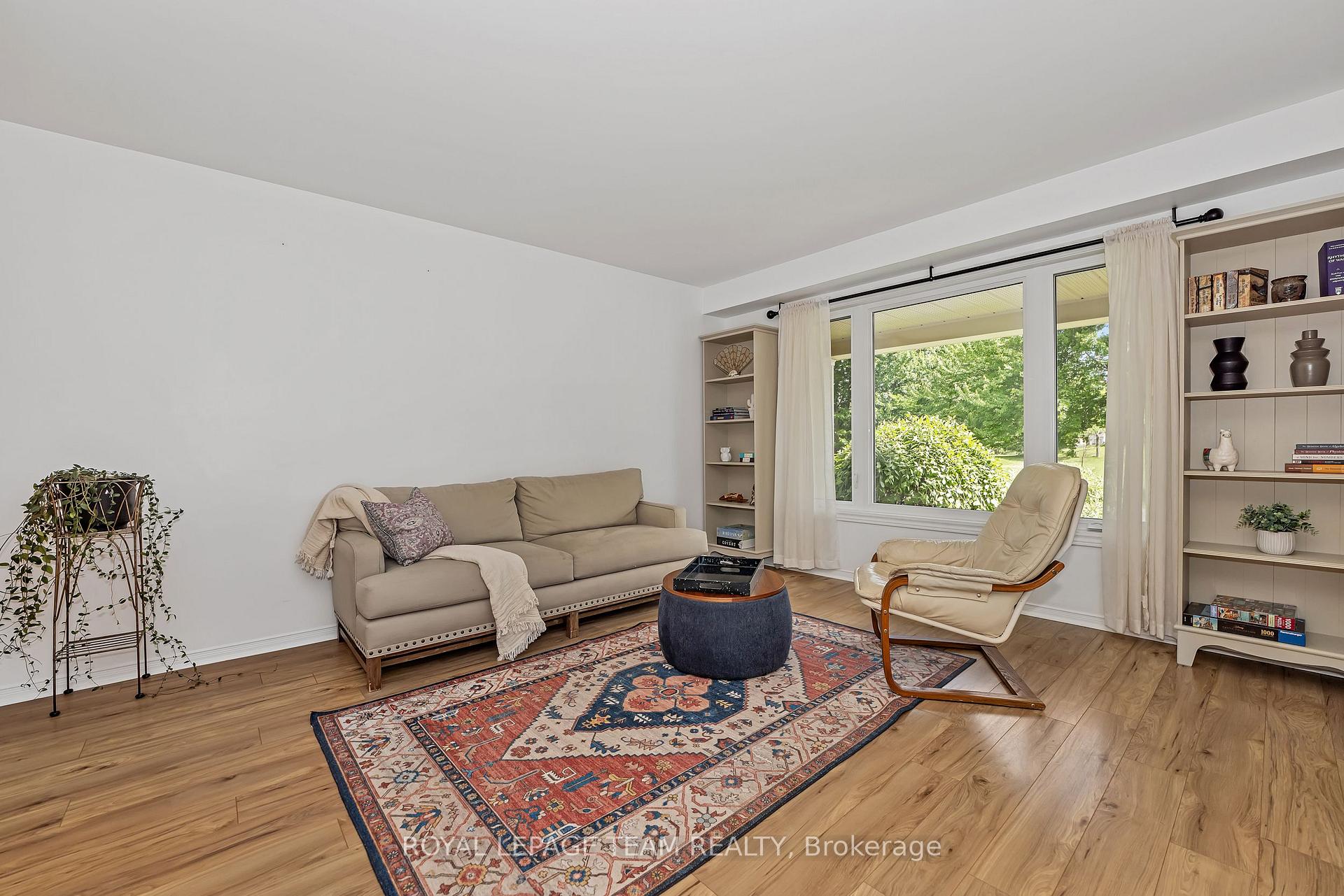 Photo 4 of 44 Chartwell Avenue, Ottawa, Craig Henry/Woodvale — HOMEH