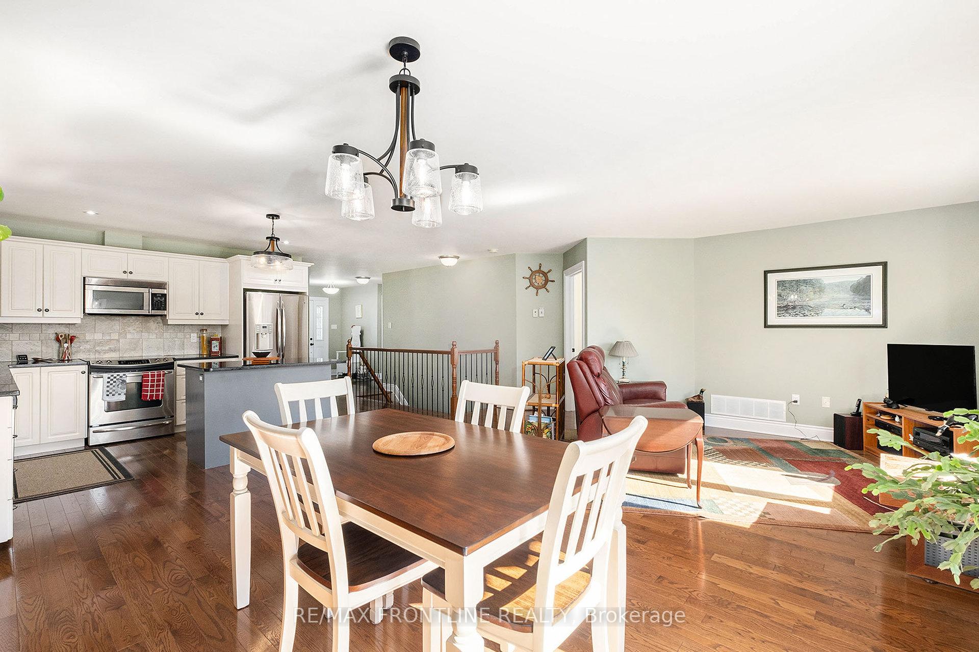 Photo 10 of 53 Lee Avenue, Smiths Falls — HOMEH