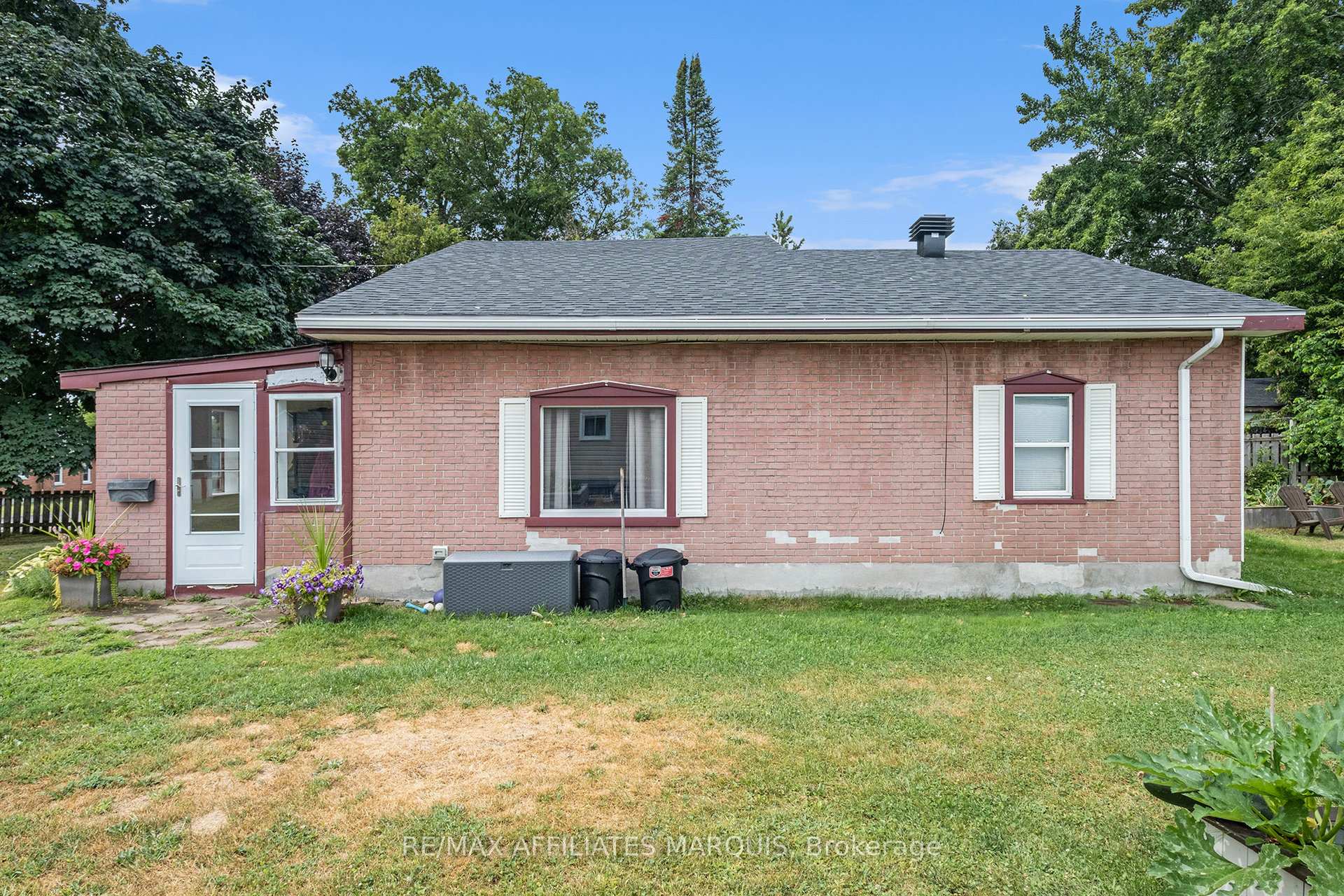 Photo 2 of 28 5th Street, Smiths Falls — HOMEH